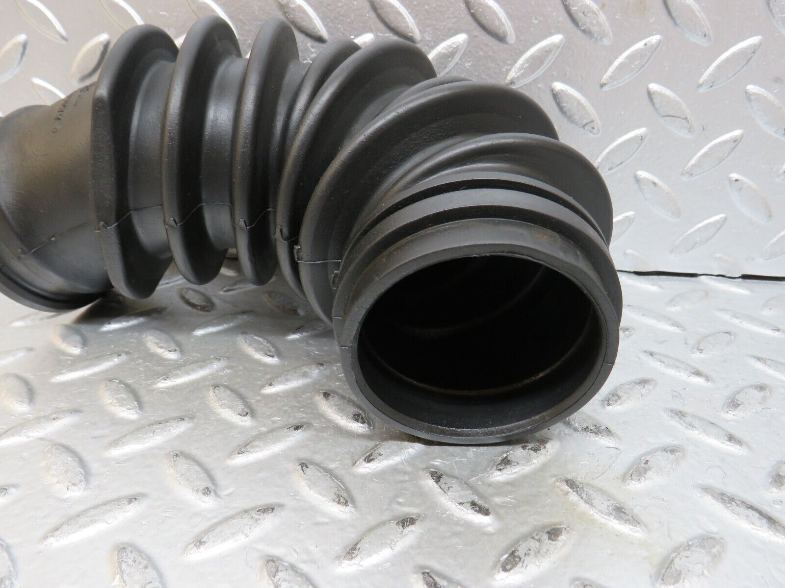 27783 Mercedes-Benz S124 300TE Wagon Air Filter Housing Pipe 6060940009