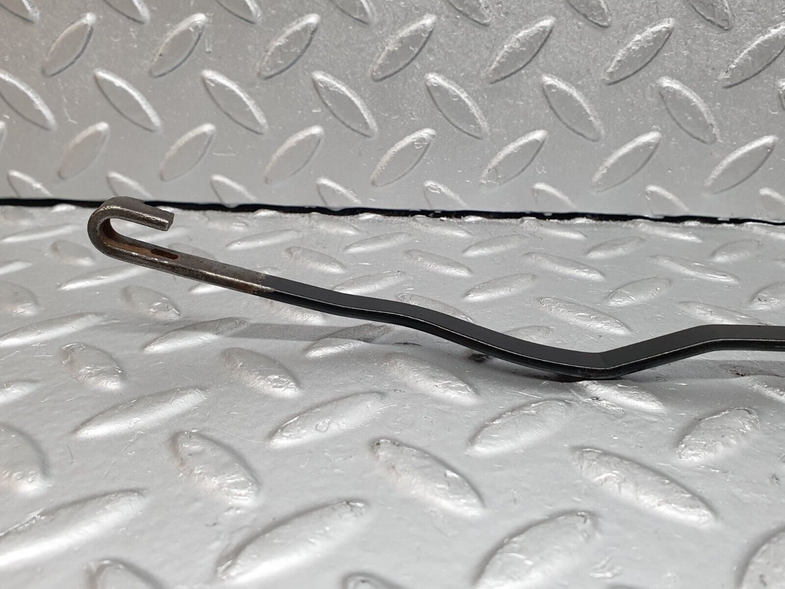 41209 Mercedes-Benz W126 300SE Windscreen Wiper Arm Left Side