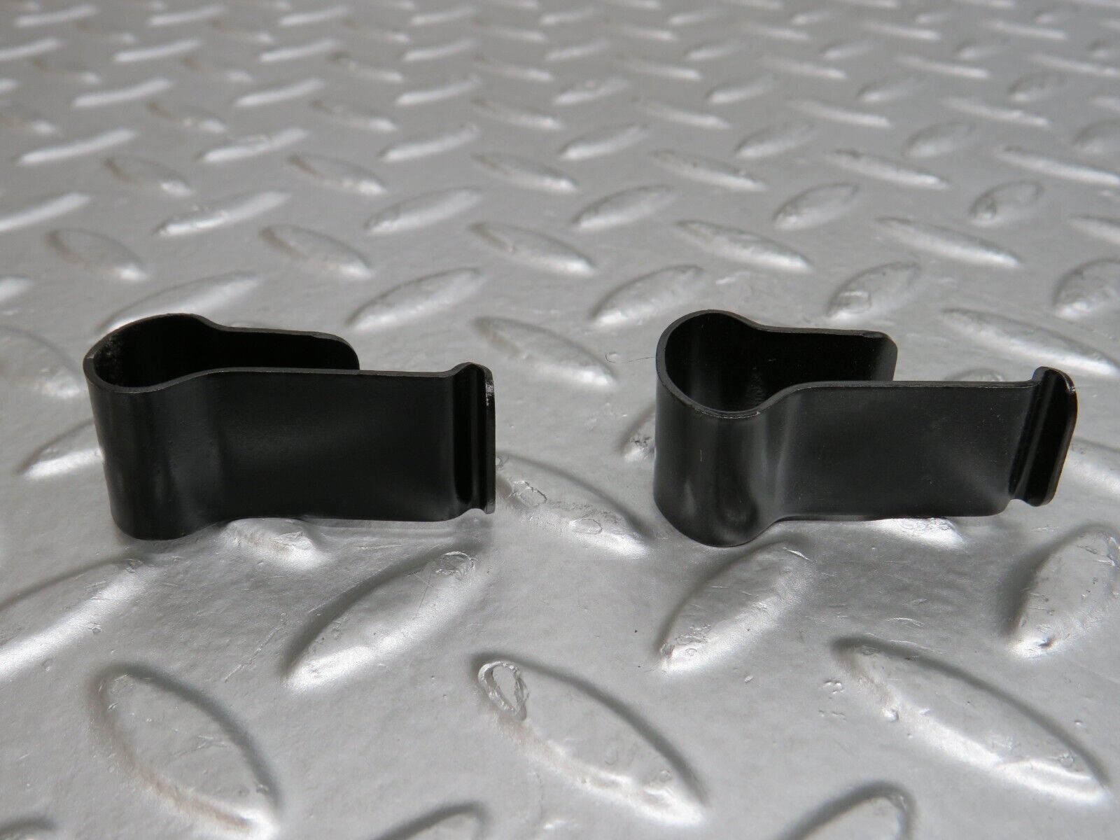 29568 Mercedes-Benz W124 230E Radiator Fan Shroud Holder Pair 2015040046