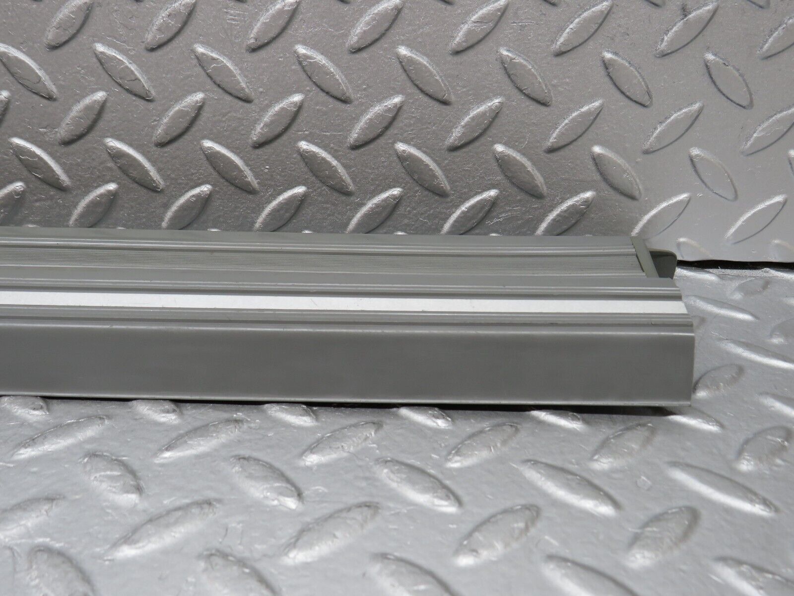 35992 Mercedes-Benz W126 420SE Rear Left Door Sill Trim Grey