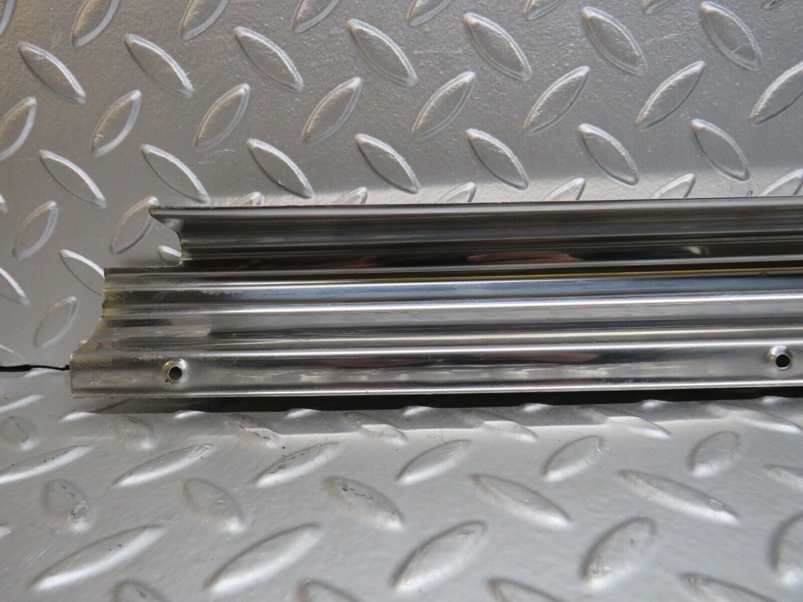 0843 Mercedes-Benz C107 350SLC Coupe Left Door Sill Chrome