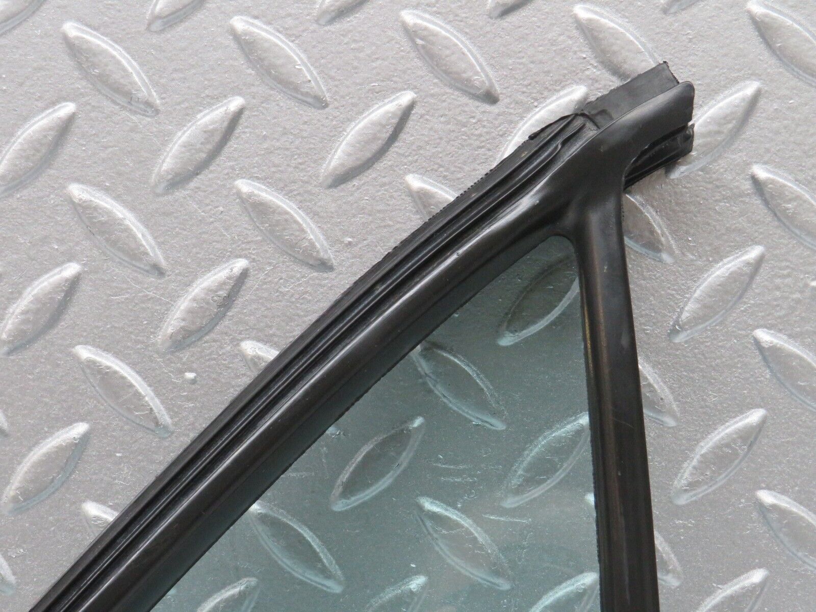 33144 Mercedes-Benz W126 Rear Right Quarter Window Glass 1267350224