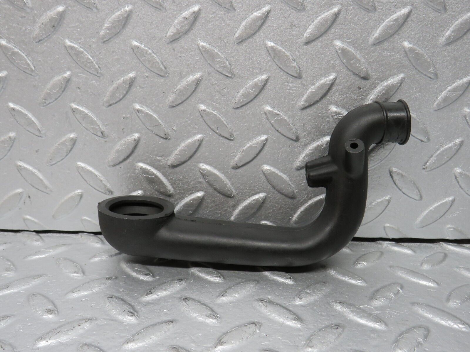 38886 Mercedes-Benz W201 190E 2.6L Crankcase Breather Pipe 1030941982