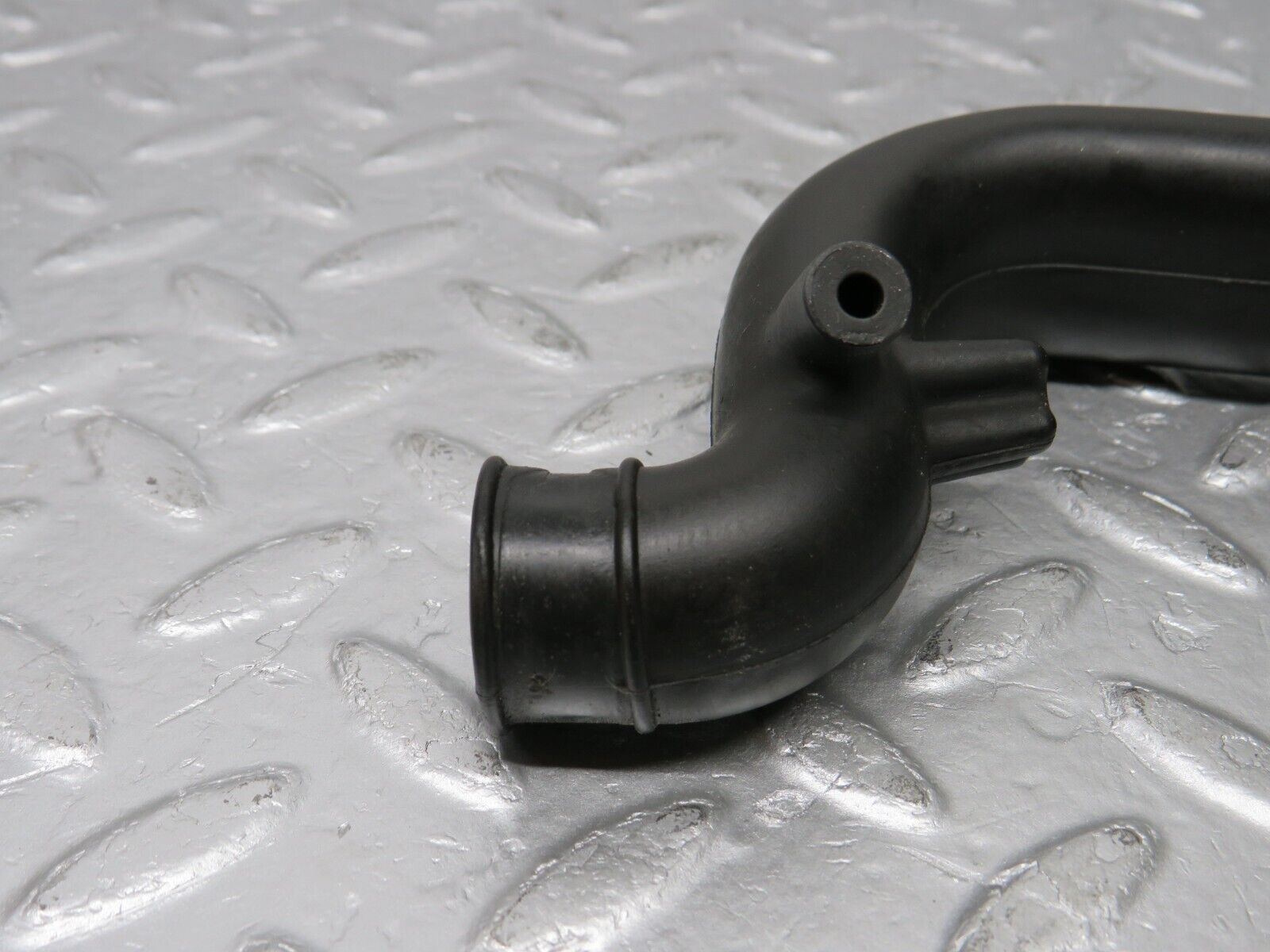 38886 Mercedes-Benz W201 190E 2.6L Crankcase Breather Pipe 1030941982