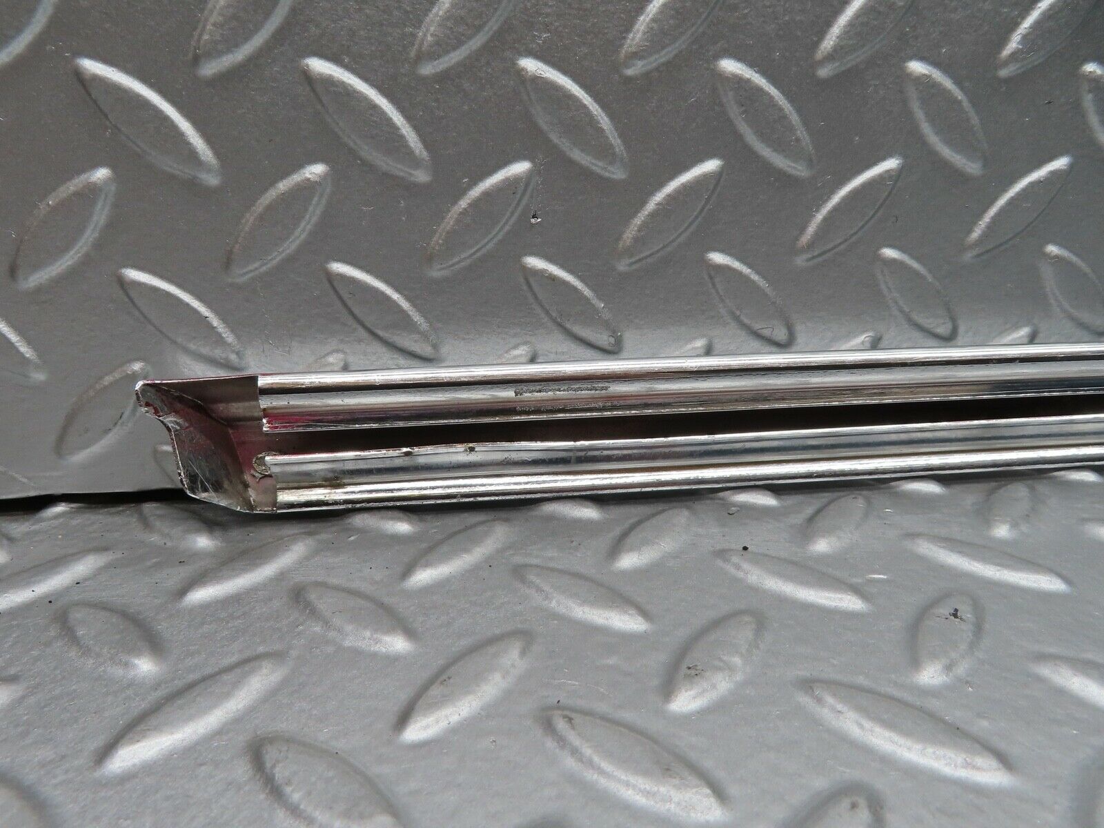 20957 Mercedes-Benz W114 250CE Coupe Left Door Chrome Moulding Trim