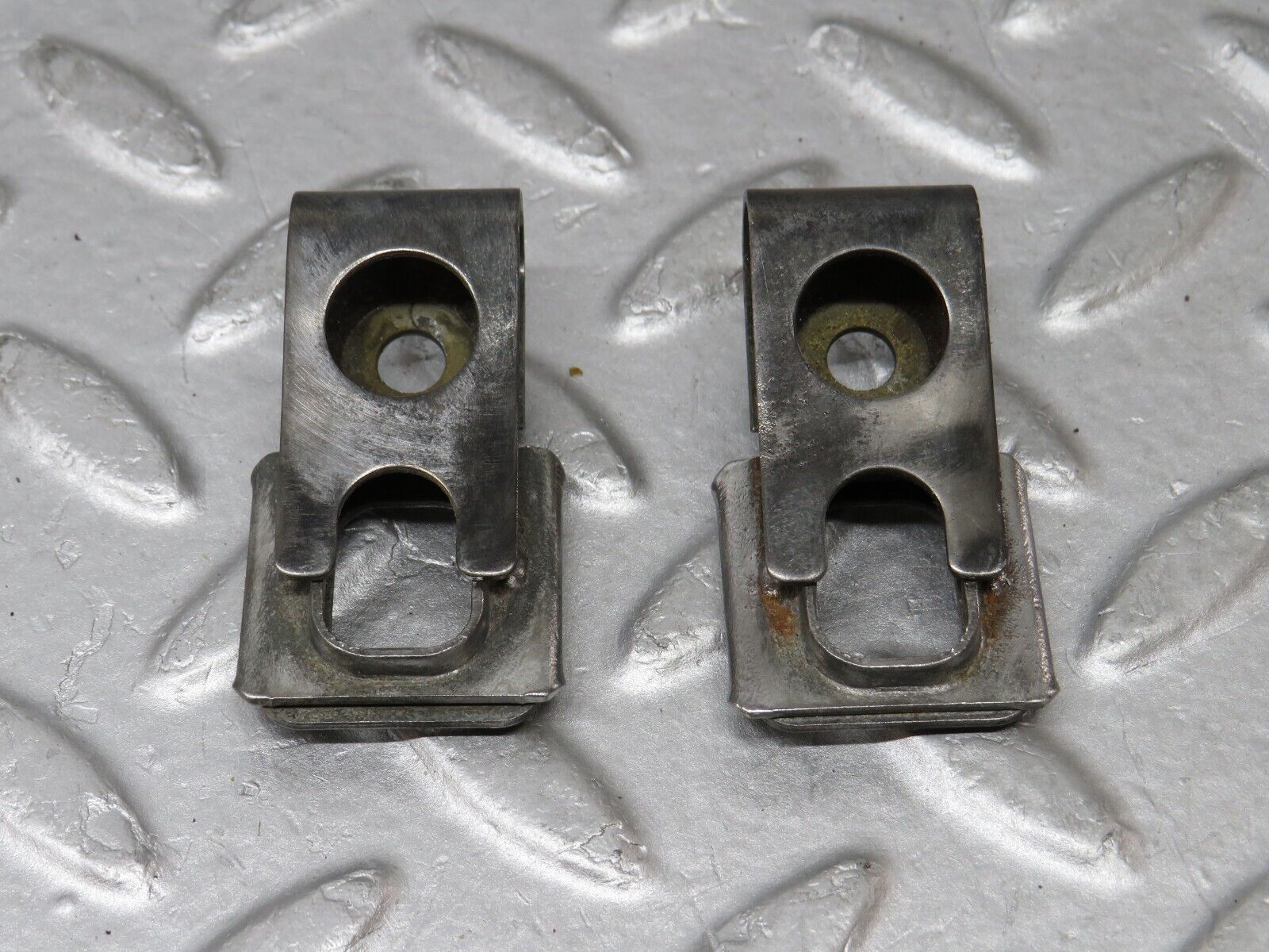 36244 Mercedes-Benz W126 420SE Fuel Injector Bracket 2x