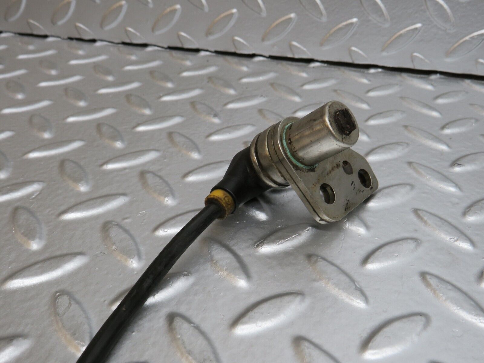 29591 Mercedes-Benz W124 230E ABS Sensor 0265001110