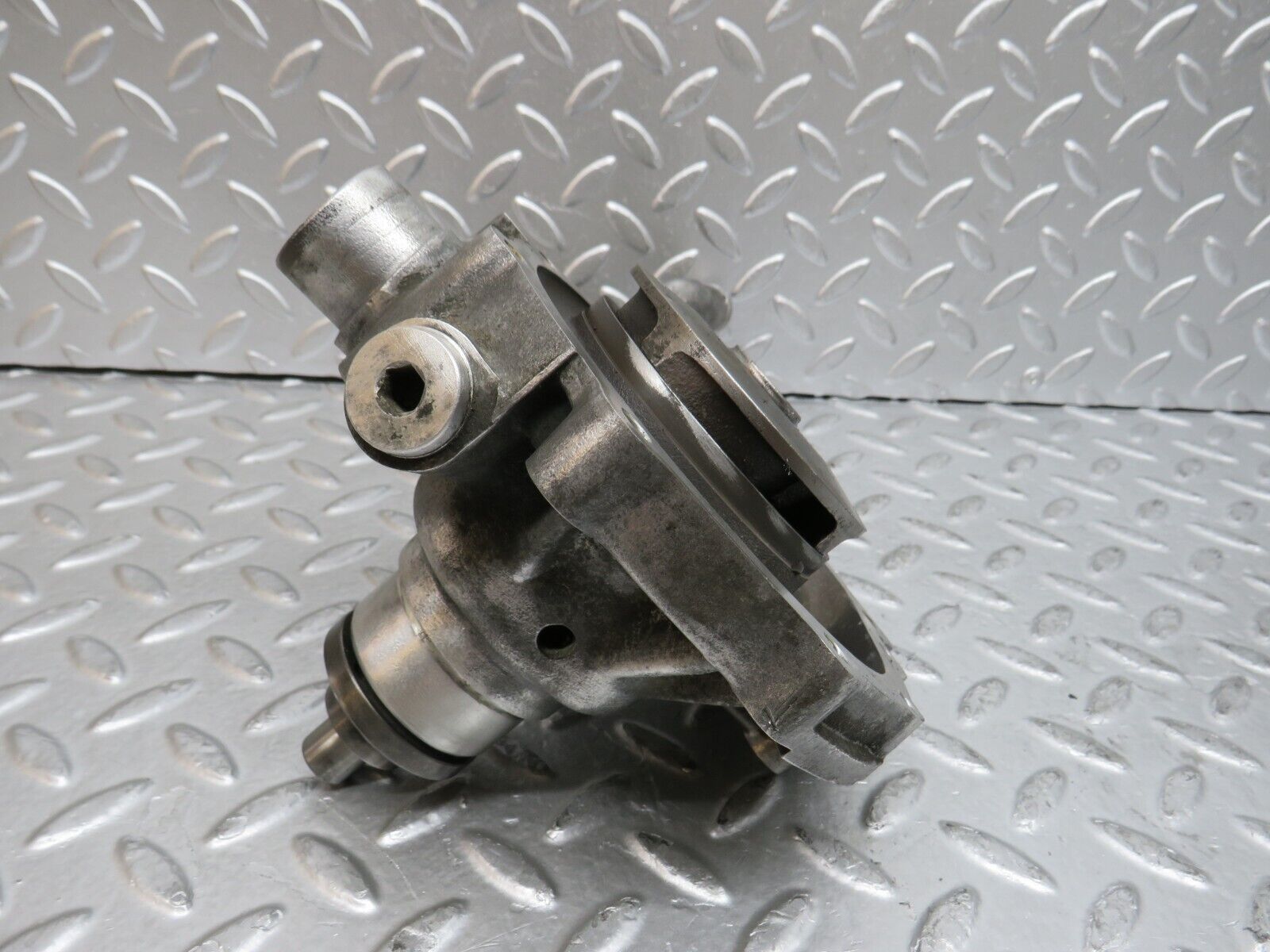 29508 Mercedes-Benz W124 230E Water Pump 1022011701