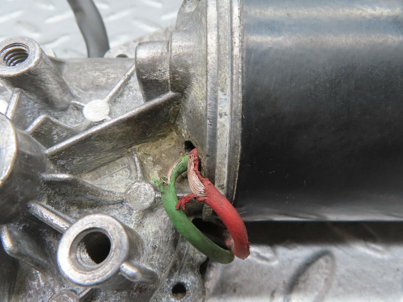 13576 Mercedes-Benz W123 200 Wiper Motor Bosch