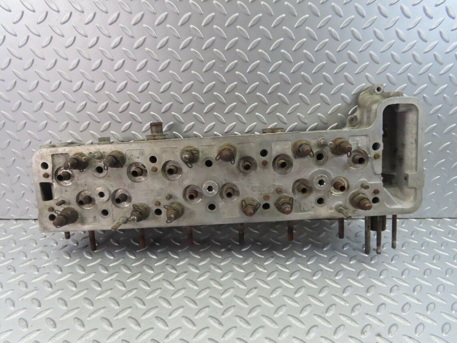 8672 Mercedes-Benz W123 250 Cylinder Head 1230160301