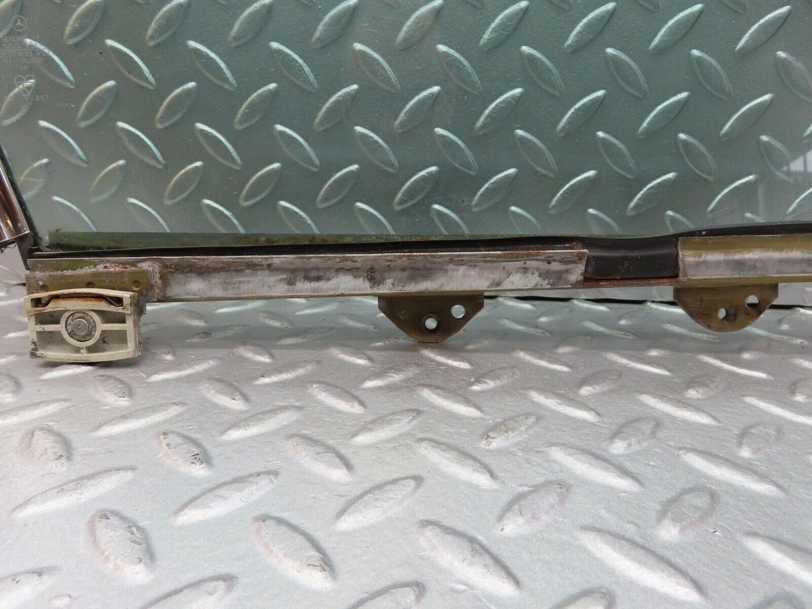 14121 Mercedes-Benz C107 280SLC Rear Right Quarter Window Glass