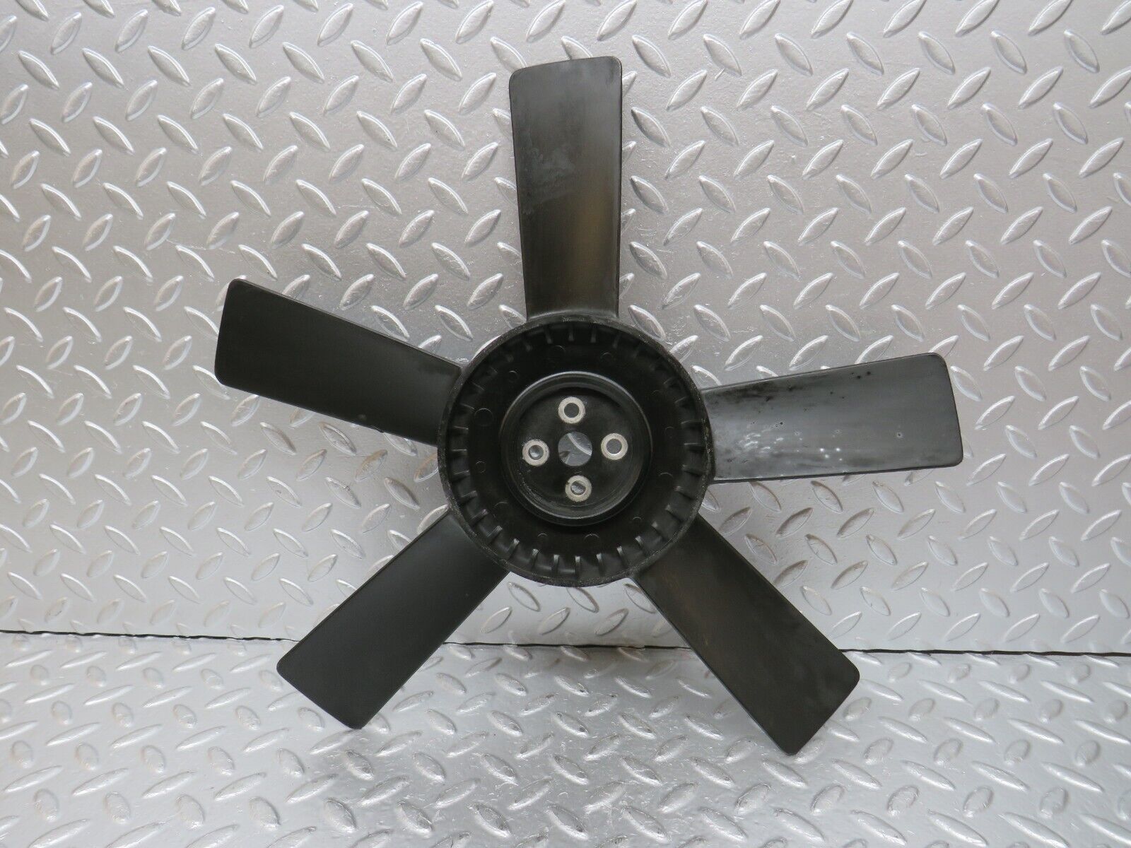 31047 Mercedes-Benz W123 200D Engine Cooling Fan 1152050406