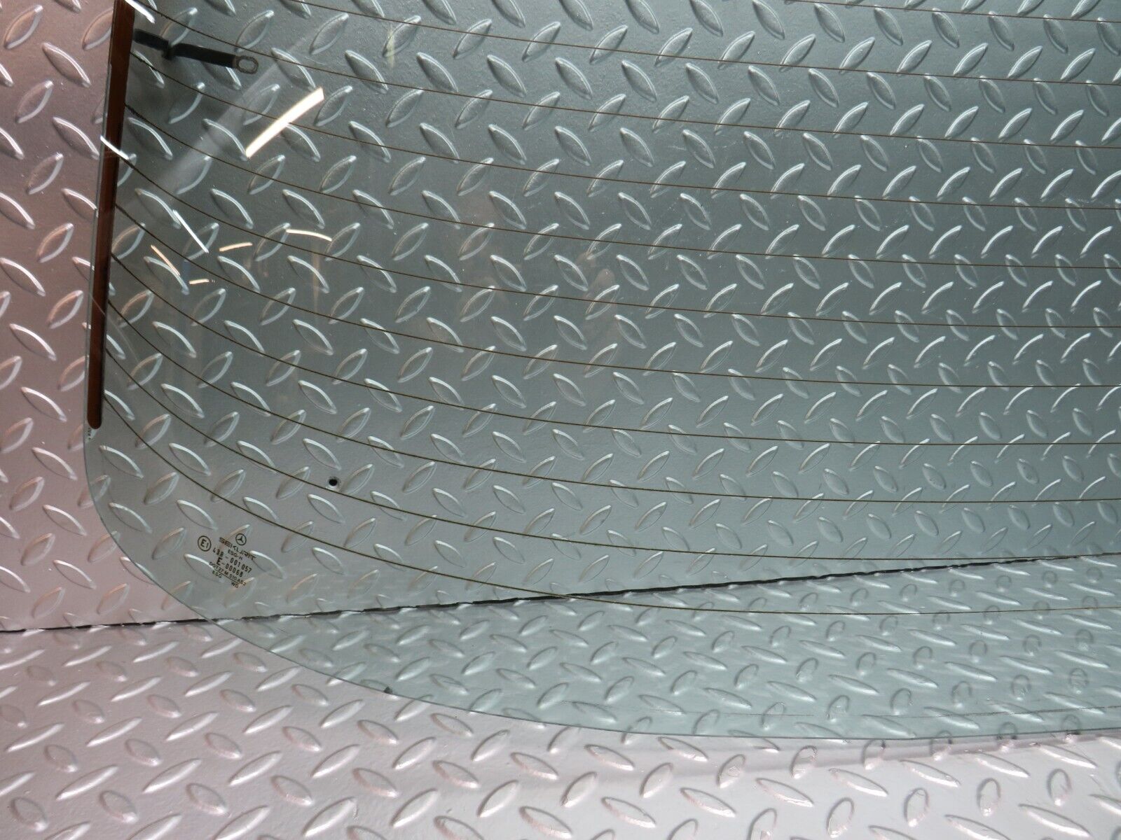 26820 Mercedes-Benz W123 240D Rear Heated Windscreen Glass