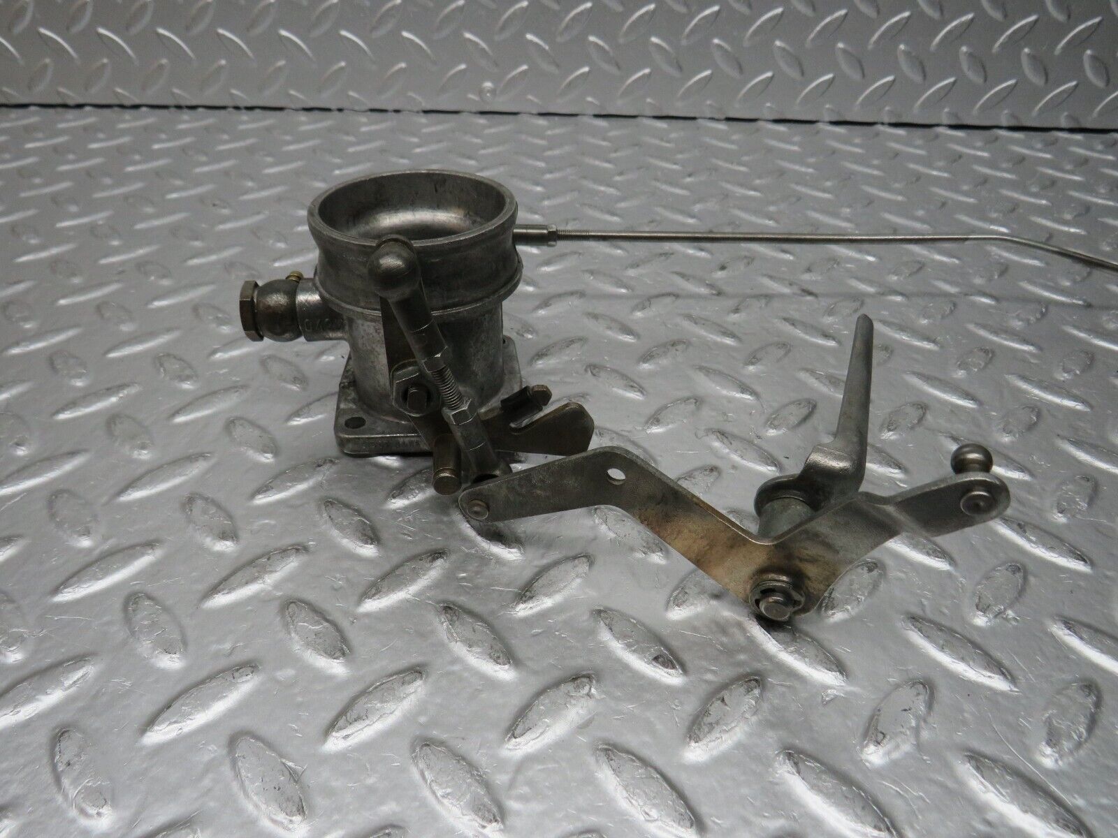 31078 Mercedes-Benz W123 200D Throttle Body Valve 6150710406