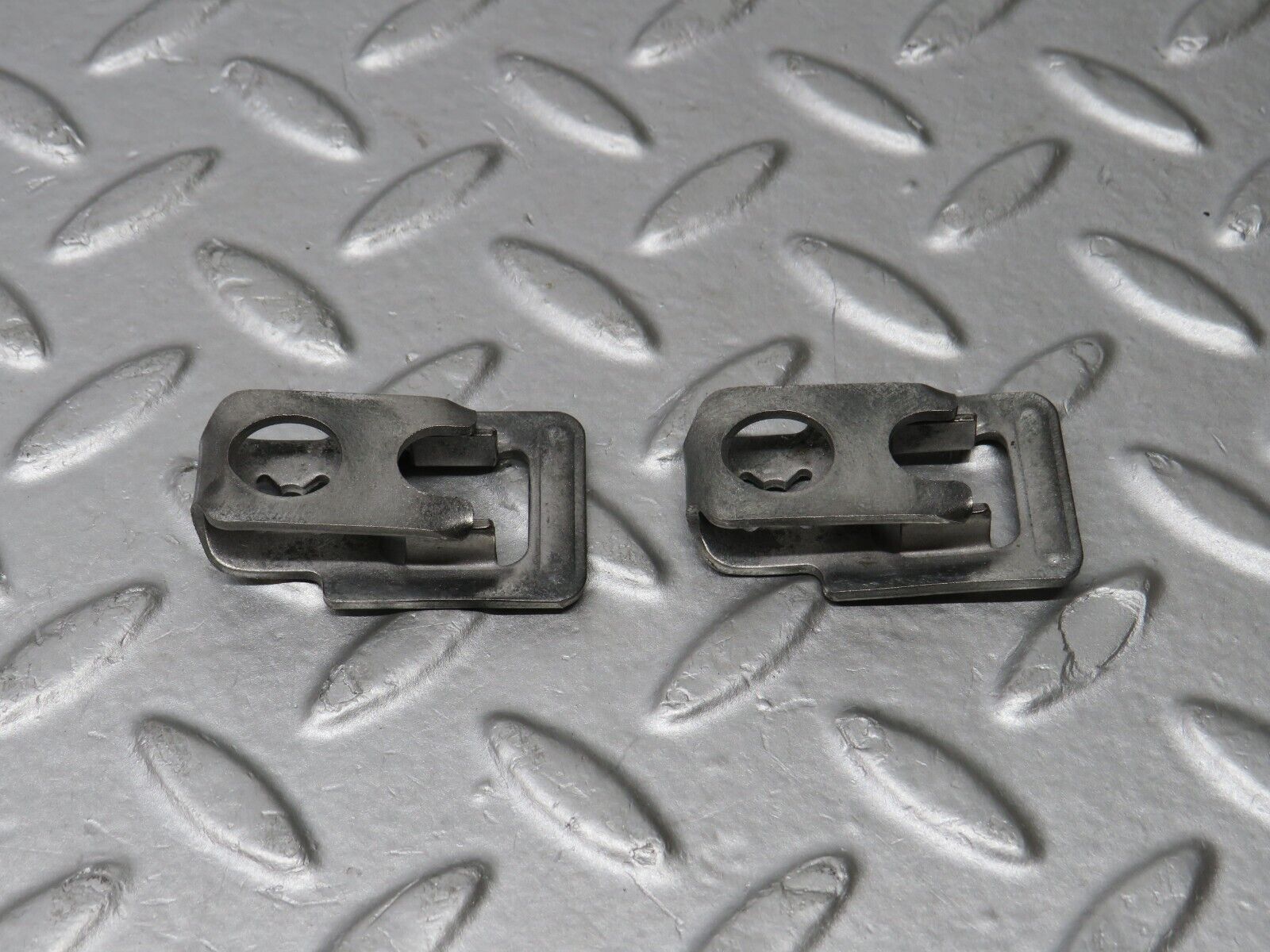 39030 Mercedes-Benz W201 190E 2.6L Fuel Injector Bracket 2x