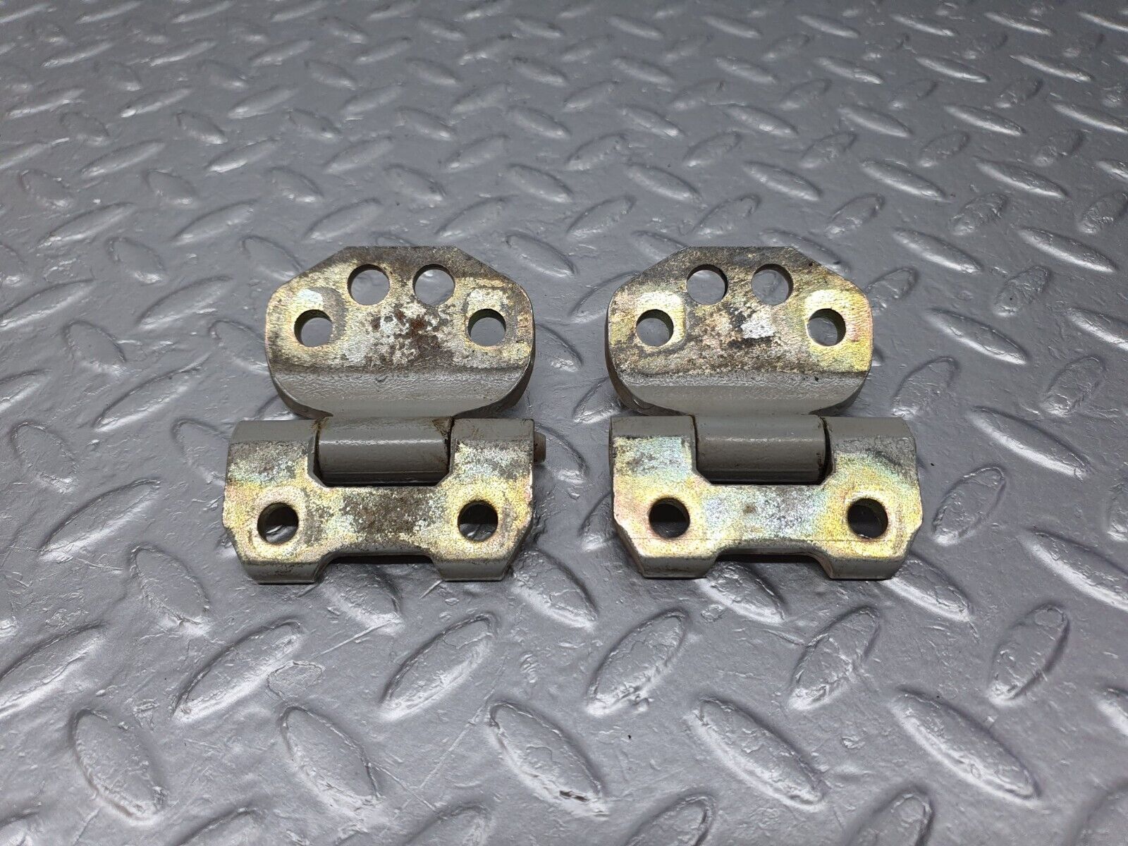 41530 Mercedes-Benz W124 200E Door Hinge Right Side