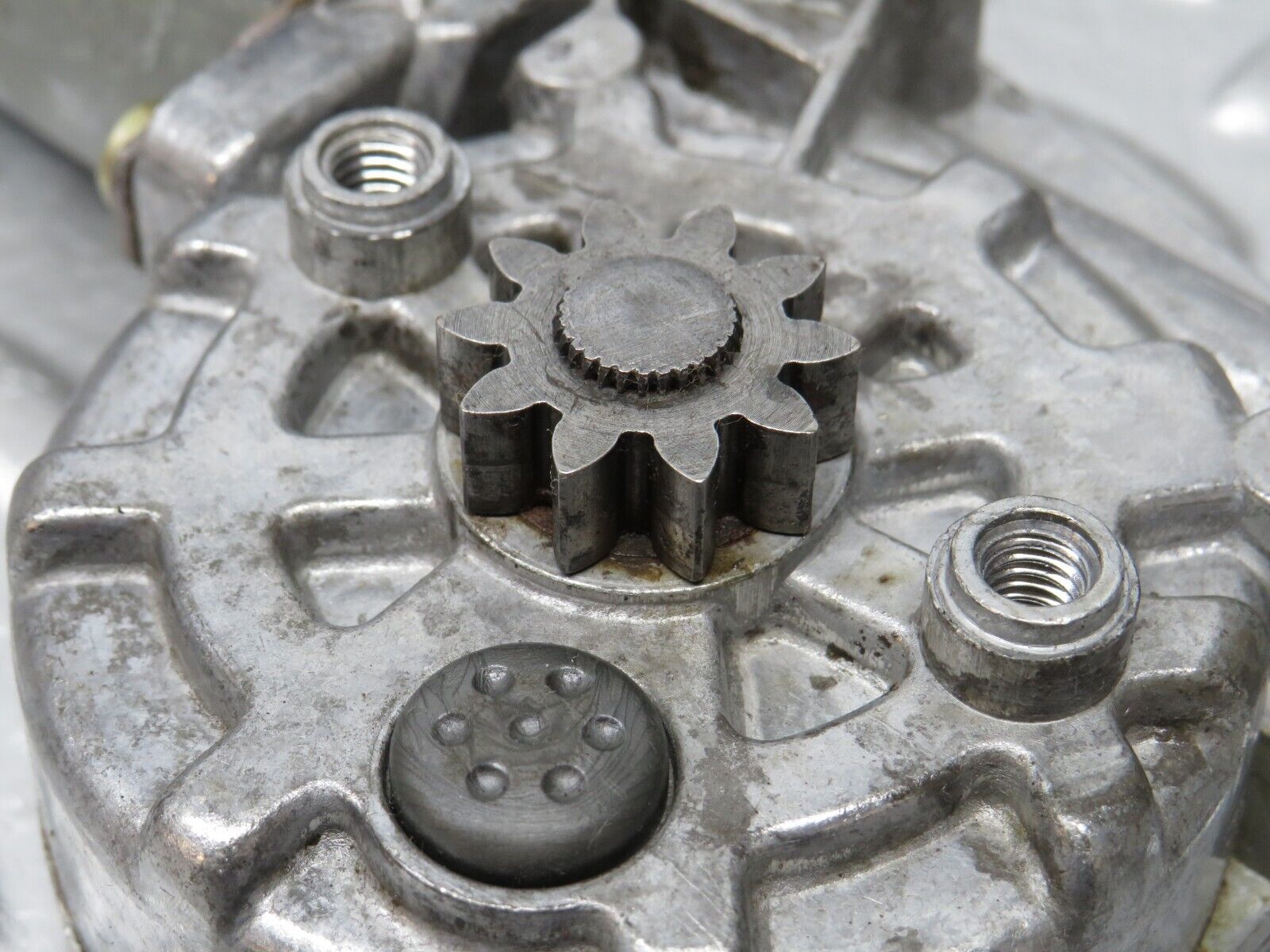 33953 Mercedes-Benz W124 230E Front Left Window Regulator Motor 0130821137