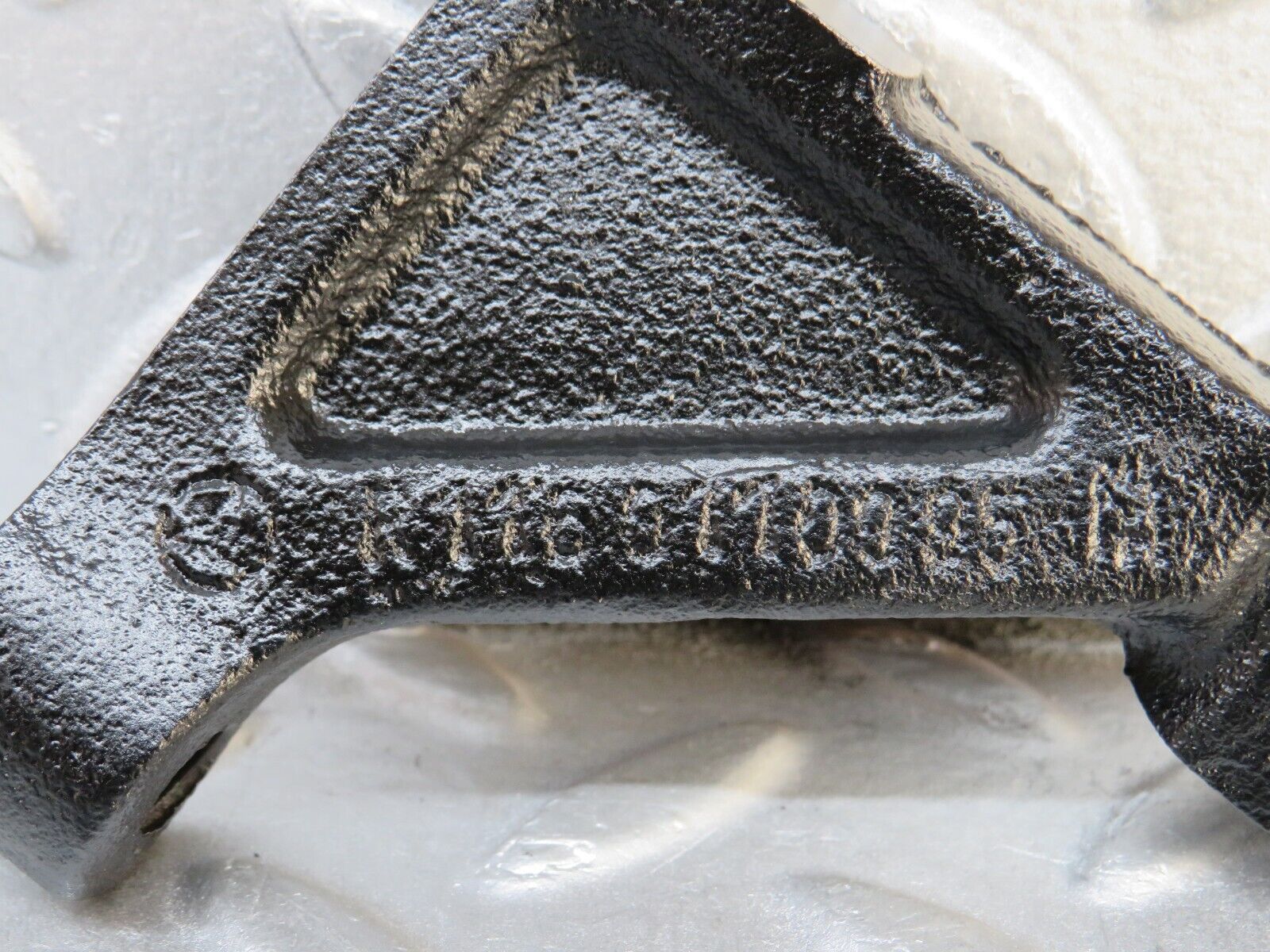 37656 Mercedes-Benz W109 300SEL Engine Mount Bracket 1160110995 1160110895