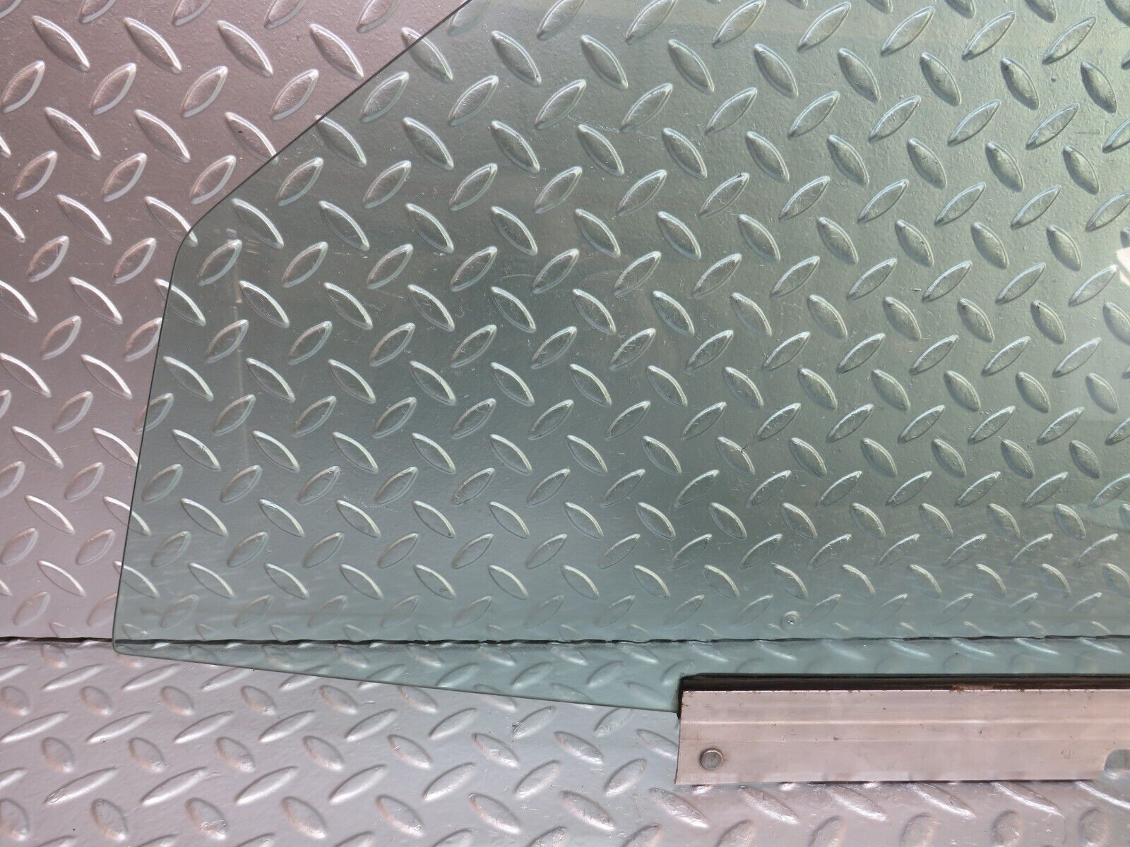 29262 Mercedes-Benz W124 230E Front Left Door Window Glass