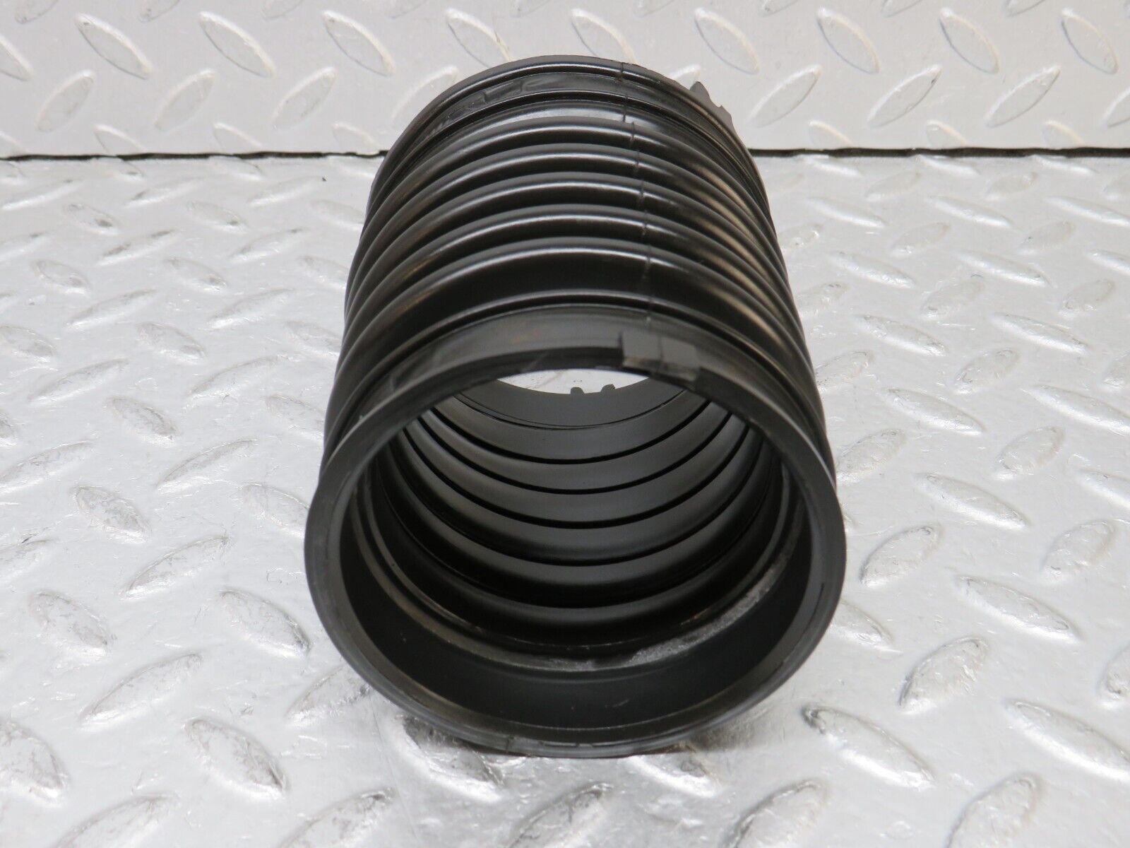 37813 Mercedes-Benz A124 320E Cabriolet Air Intake Hose Pipe 1040940191