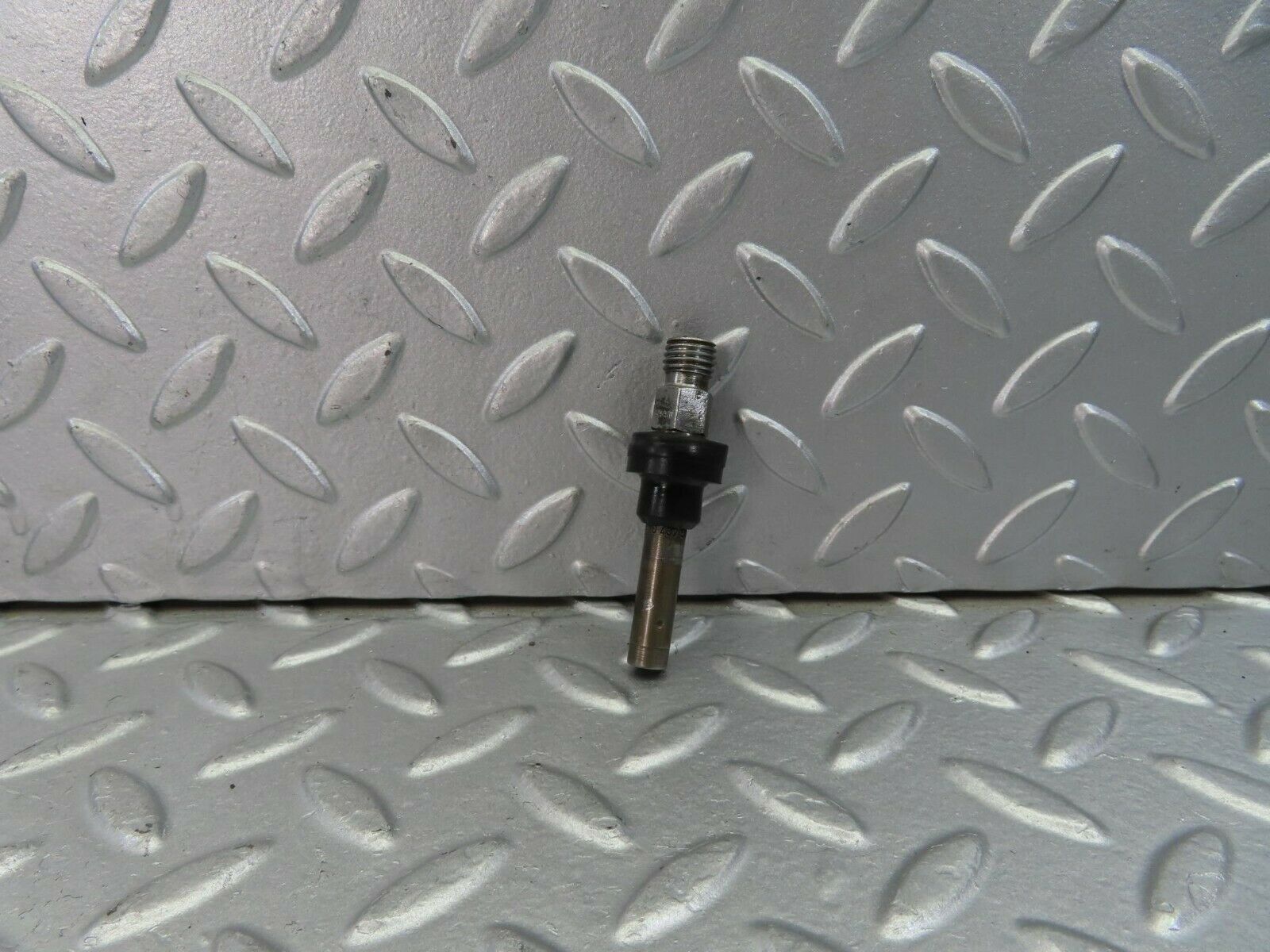 10792 Mercedes-Benz W123 230E Fuel Injector Bosch 0437502010