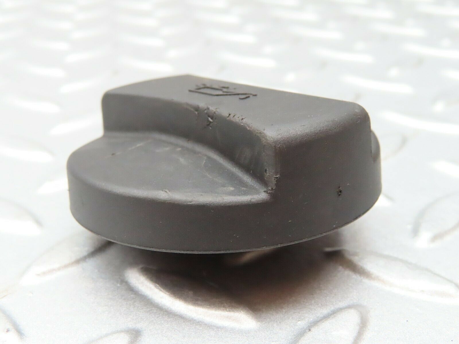 3962 Mercedes-Benz S123 200T Wagon Oil Filler Cap 0140380000