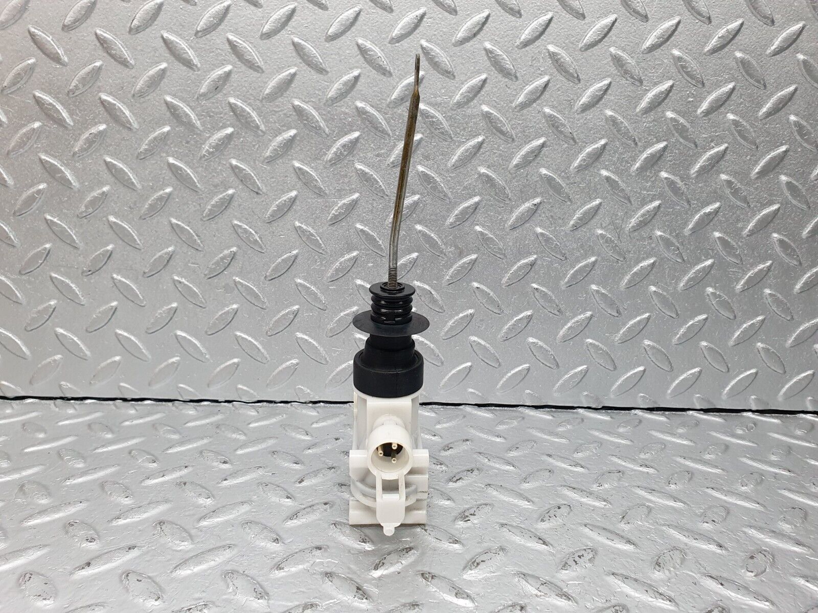 41010 Mercedes-Benz W126 300SE Front Left Door Lock Vacuum Actuator