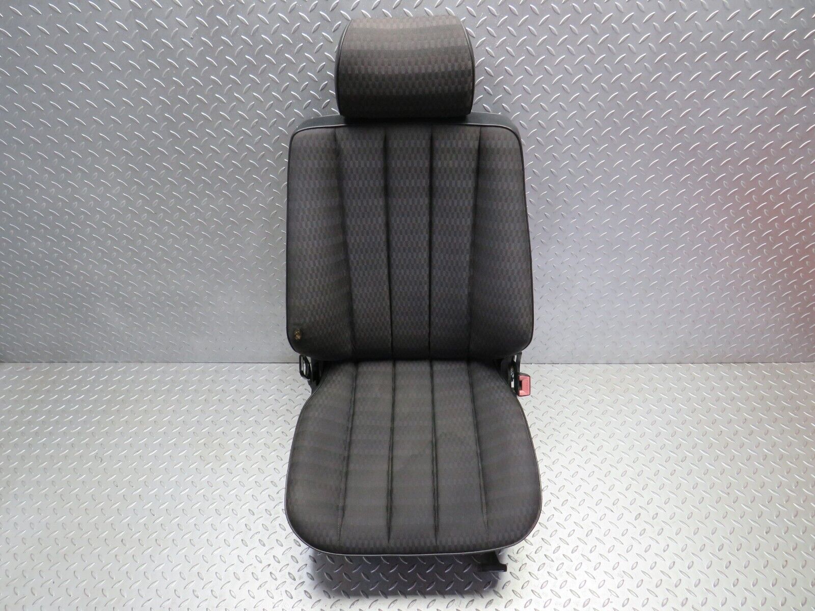 31576 Mercedes-Benz W201 190LE 1.8L Front Right Driver Seat Black