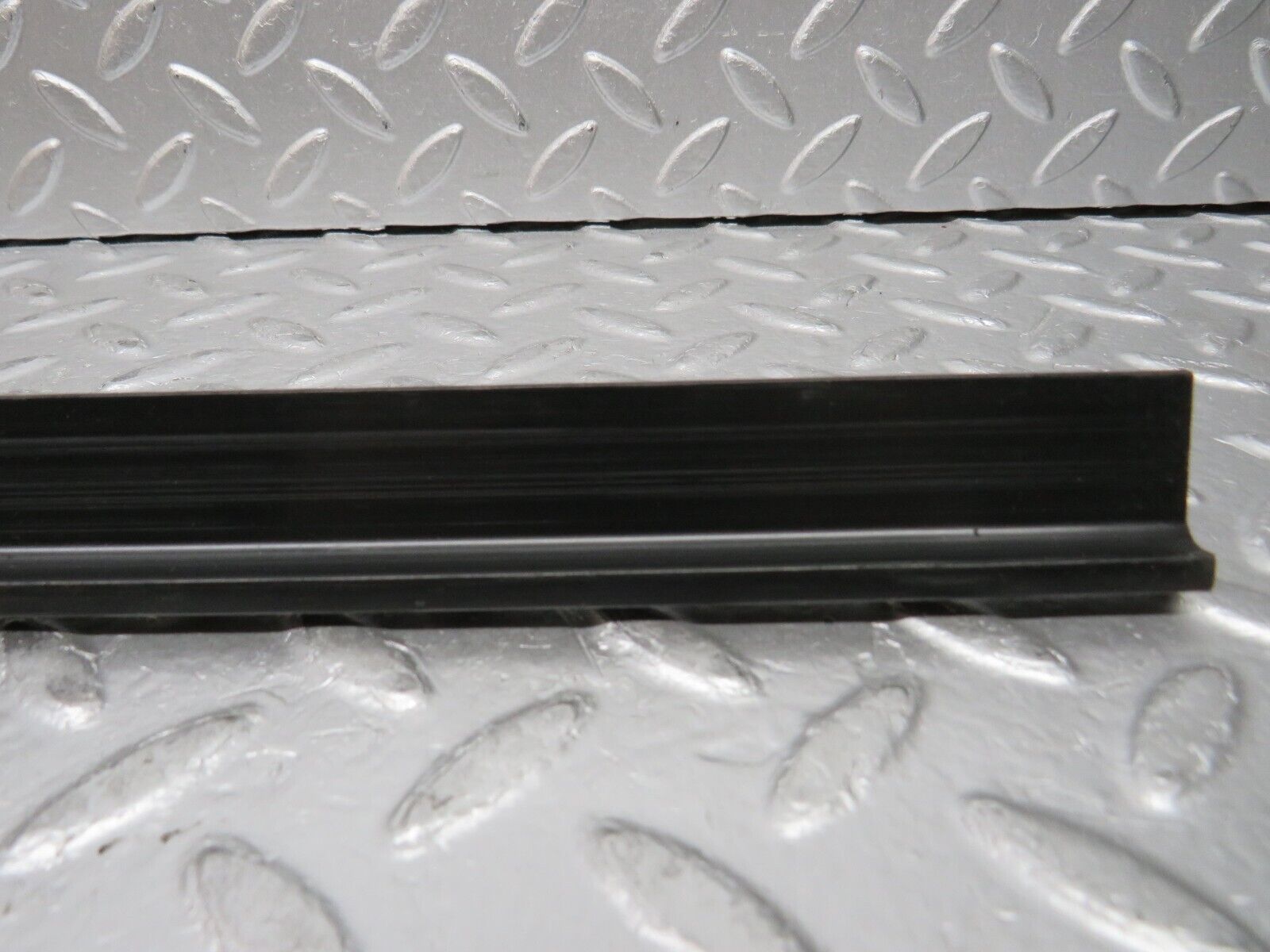 0095 Mercedes-Benz W116 350SE Seat Belt Runner Left