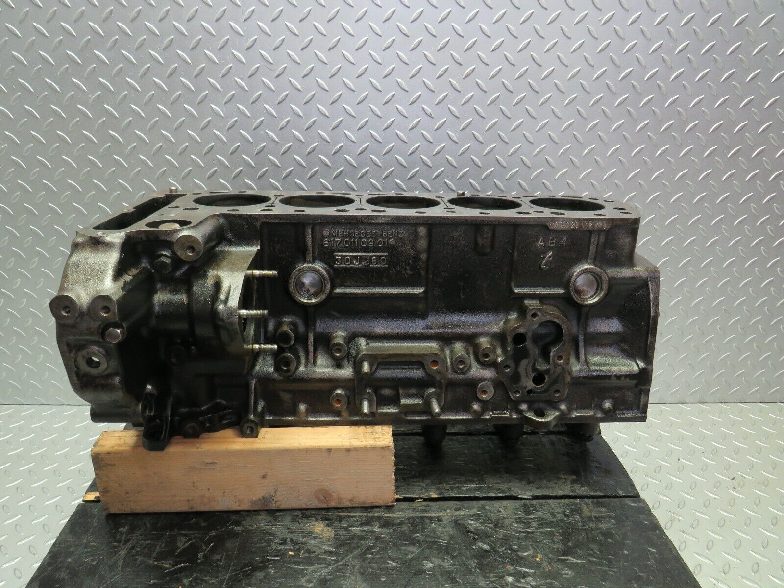 32941 Mercedes-Benz W123 300D Engine Block 617.912 6170110901