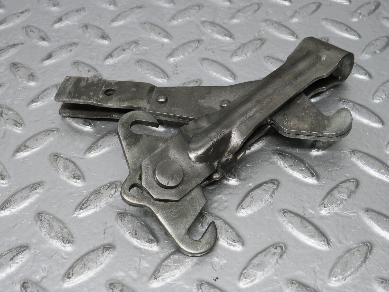 31156 Mercedes-Benz W123 200D Handbrake Adjusting Handbrake Regulator