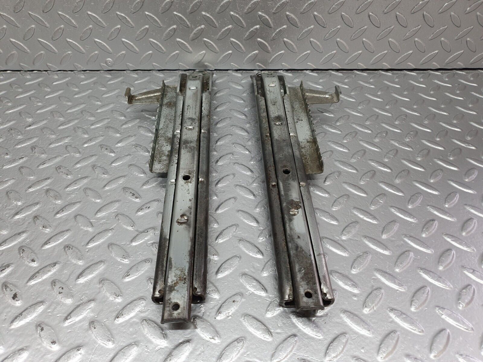 40804 Mercedes-Benz W123 300D Front Right Seat Rail Pair