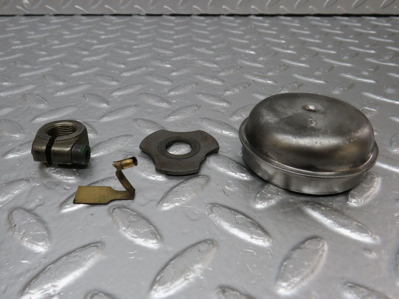 34015 Mercedes-Benz W124 260E Wheel Hub Locking Cap