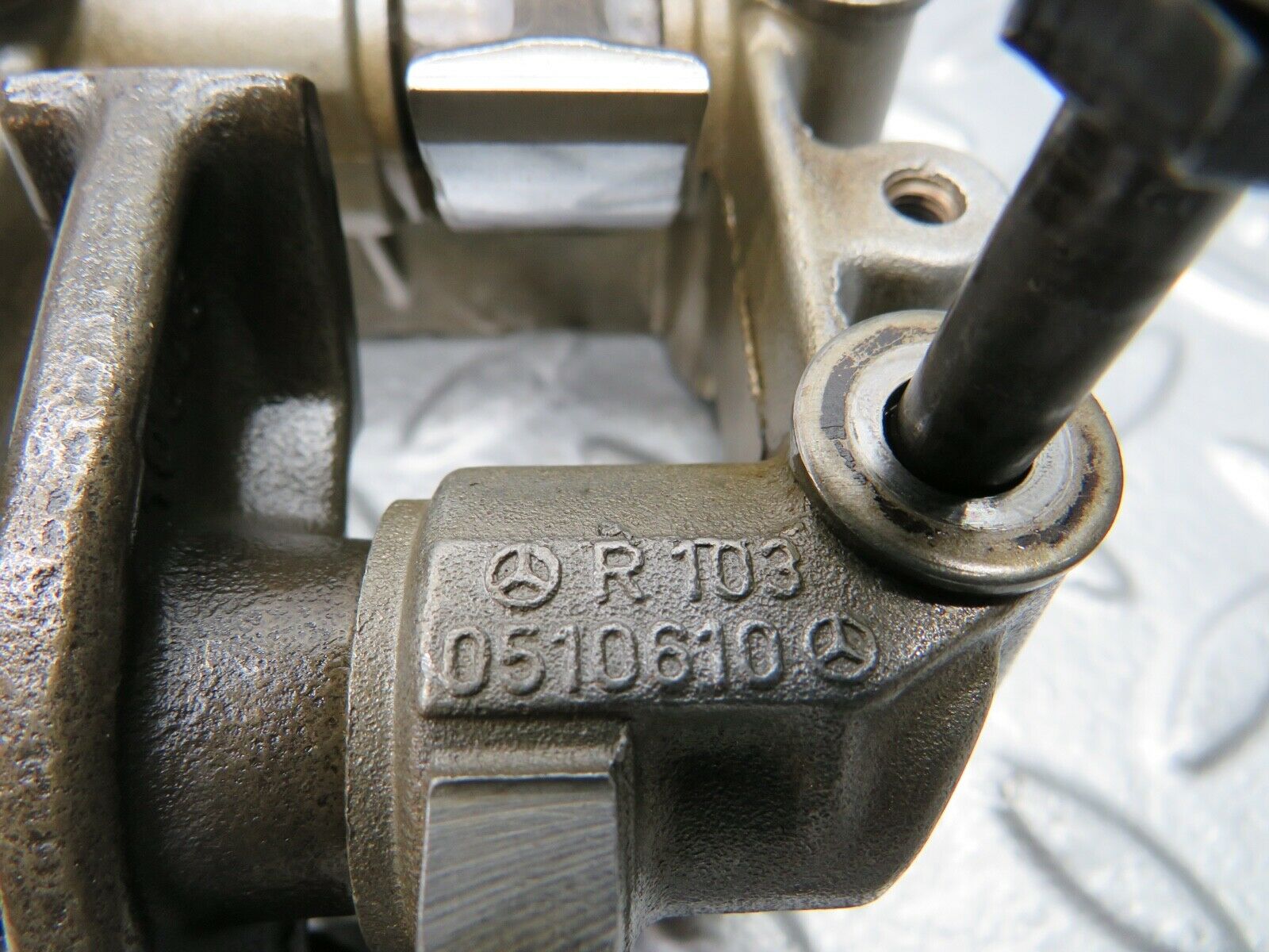 21743 Mercedes-Benz W126 300SE Rocker Arms Camshaft Bearing Block 1030510610