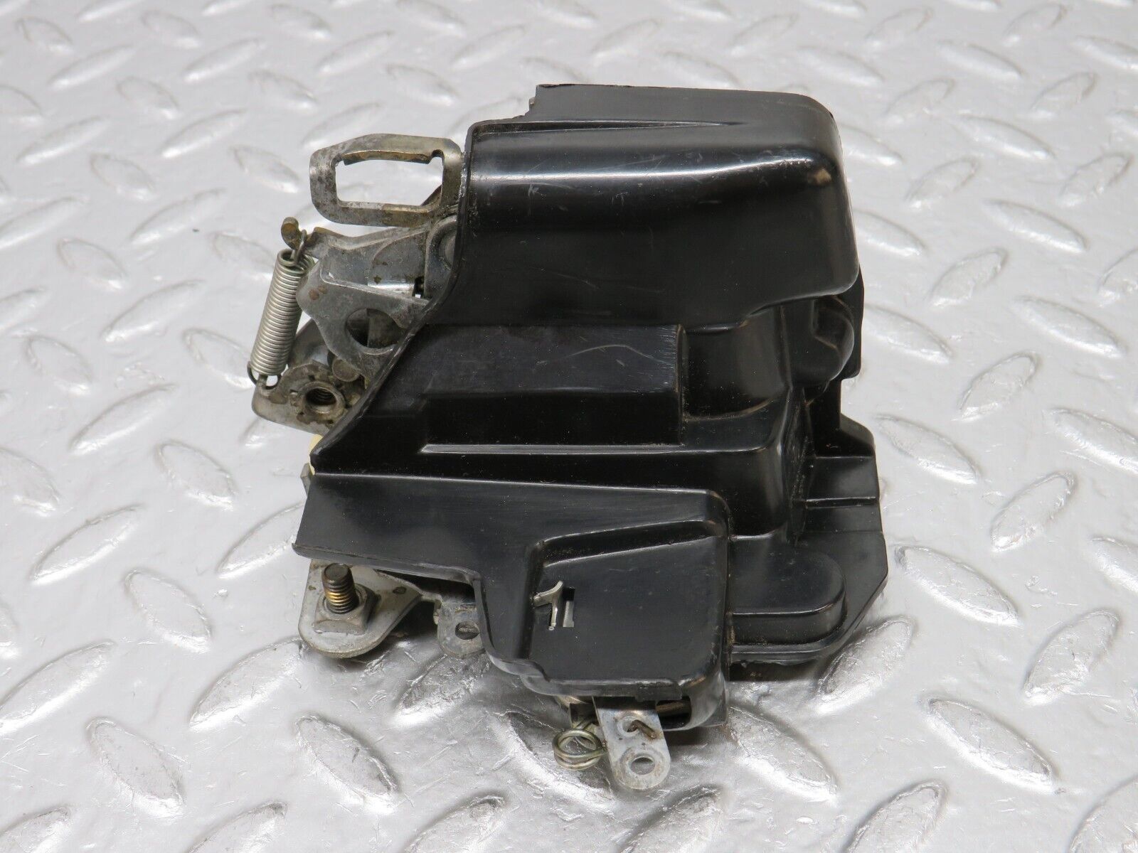 0573 Mercedes-Benz W123 230E Front Right Door Lock Mechanism 1237230208