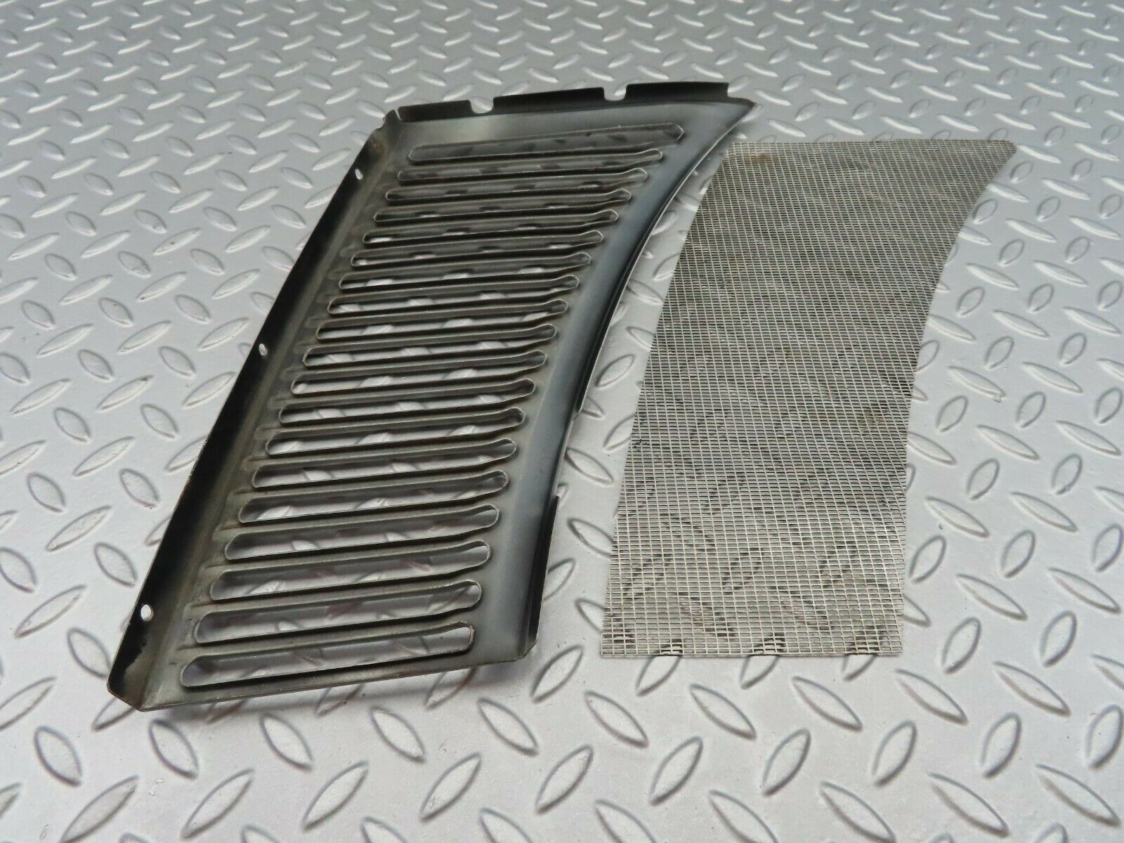 6886 Mercedes-Benz C107 350SLC Coupe Air Intake Grill Left Side