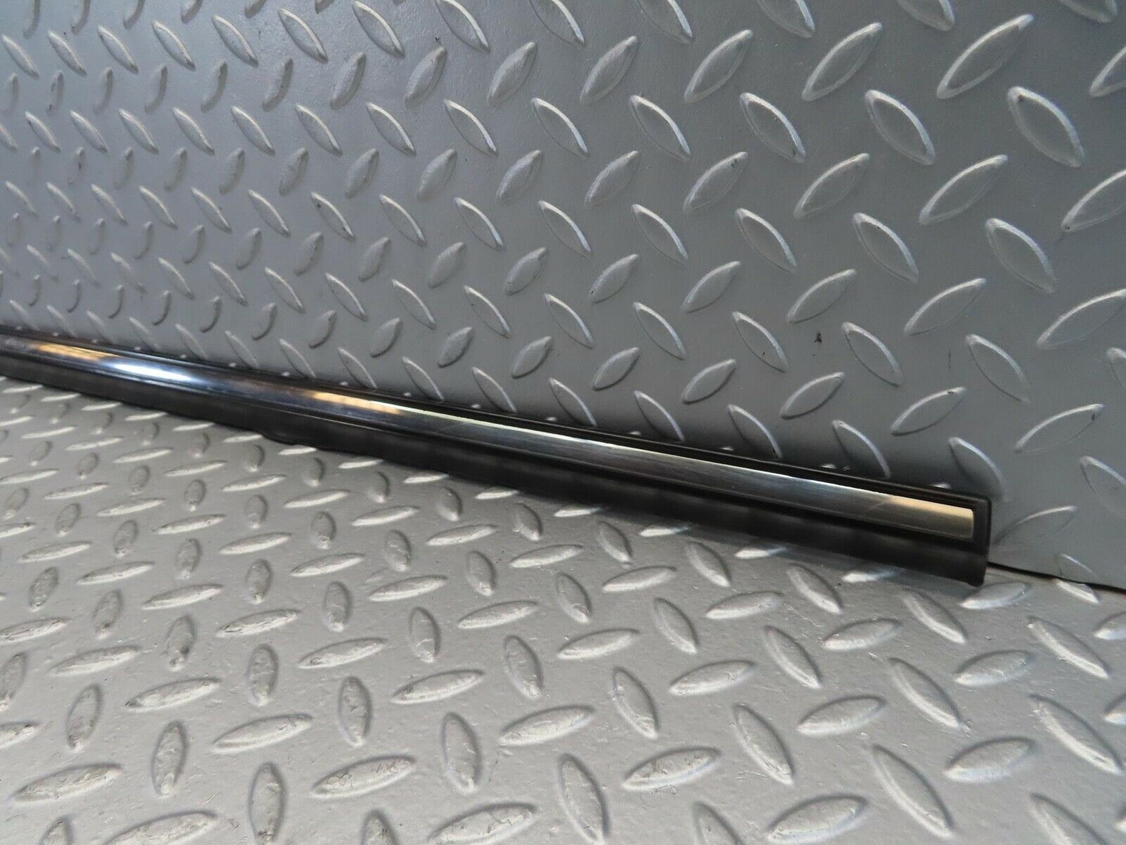 11044 Mercedes-Benz W123 Front Left Door Centre Moulding Trim