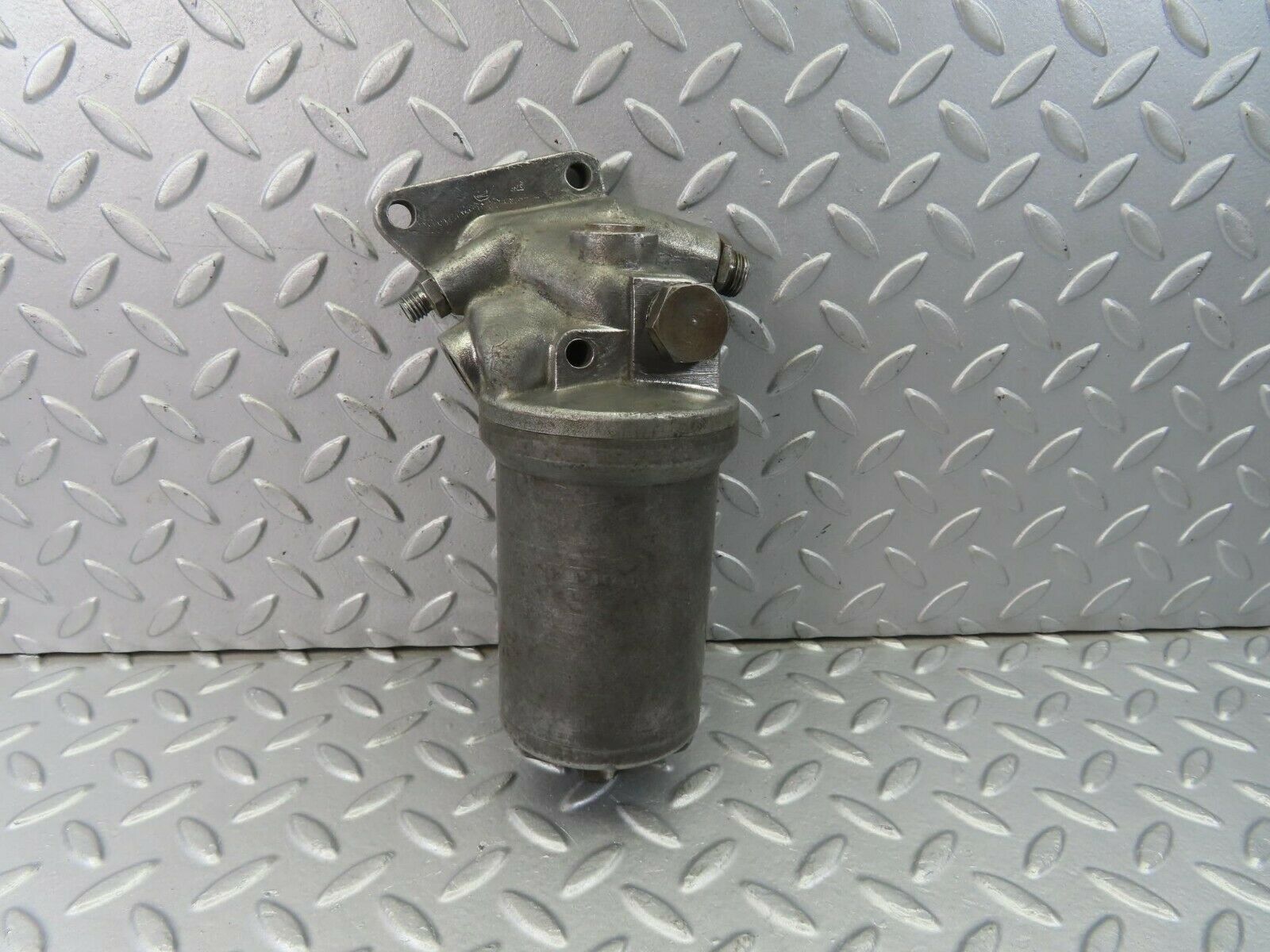 8917 Mercedes-Benz W108 Oil Filter Housing