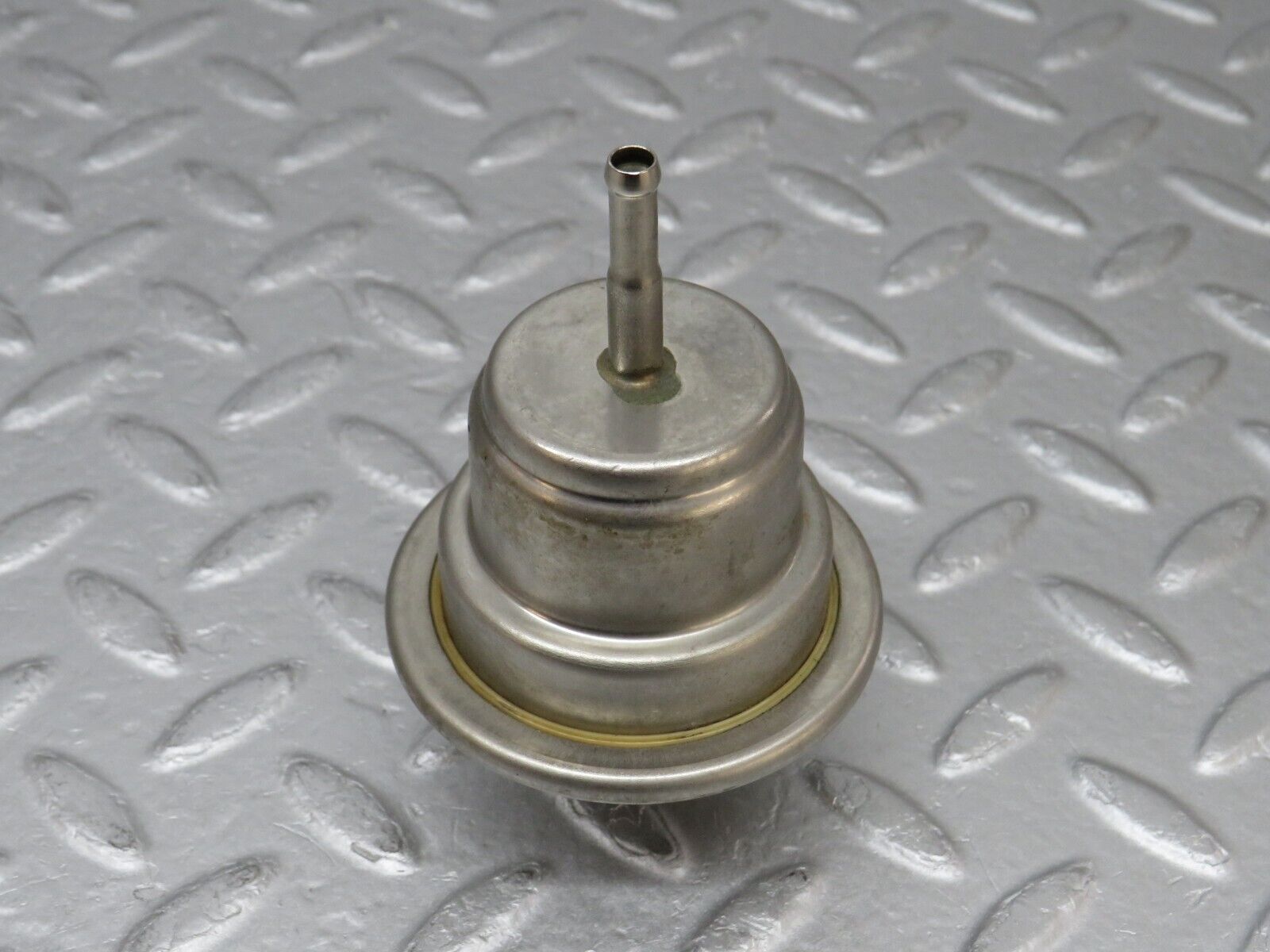 36572 Mercedes-Benz W201 190E 2.0L Fuel Pressure Regulator 0004760621