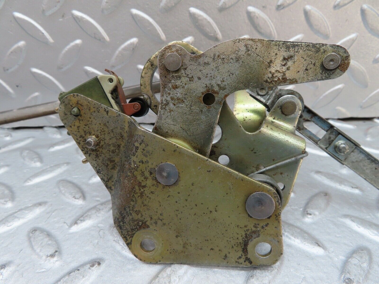 16911 Mercedes-Benz C123 280CE Coupe Throttle Linkage 0025450114