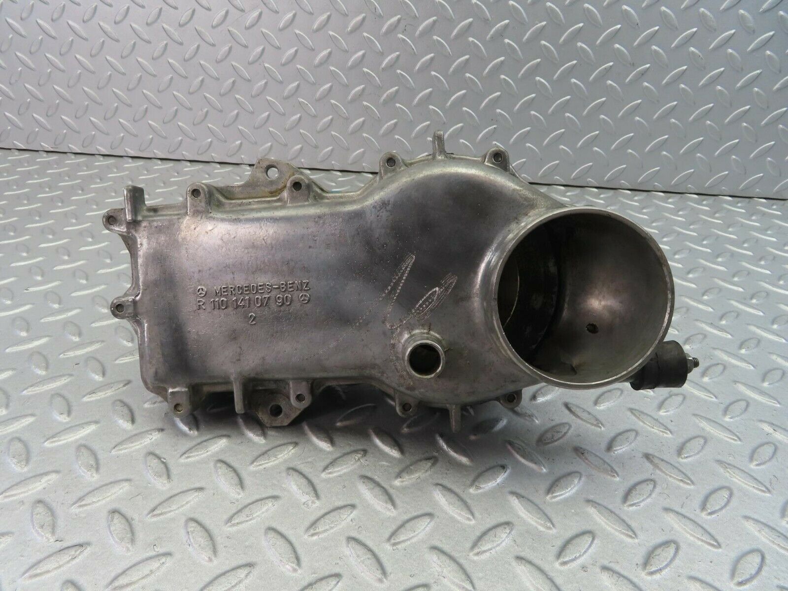 8519 Mercedes-Benz W123 Air Flow Mass Meter Sensor Bosch 0438120032