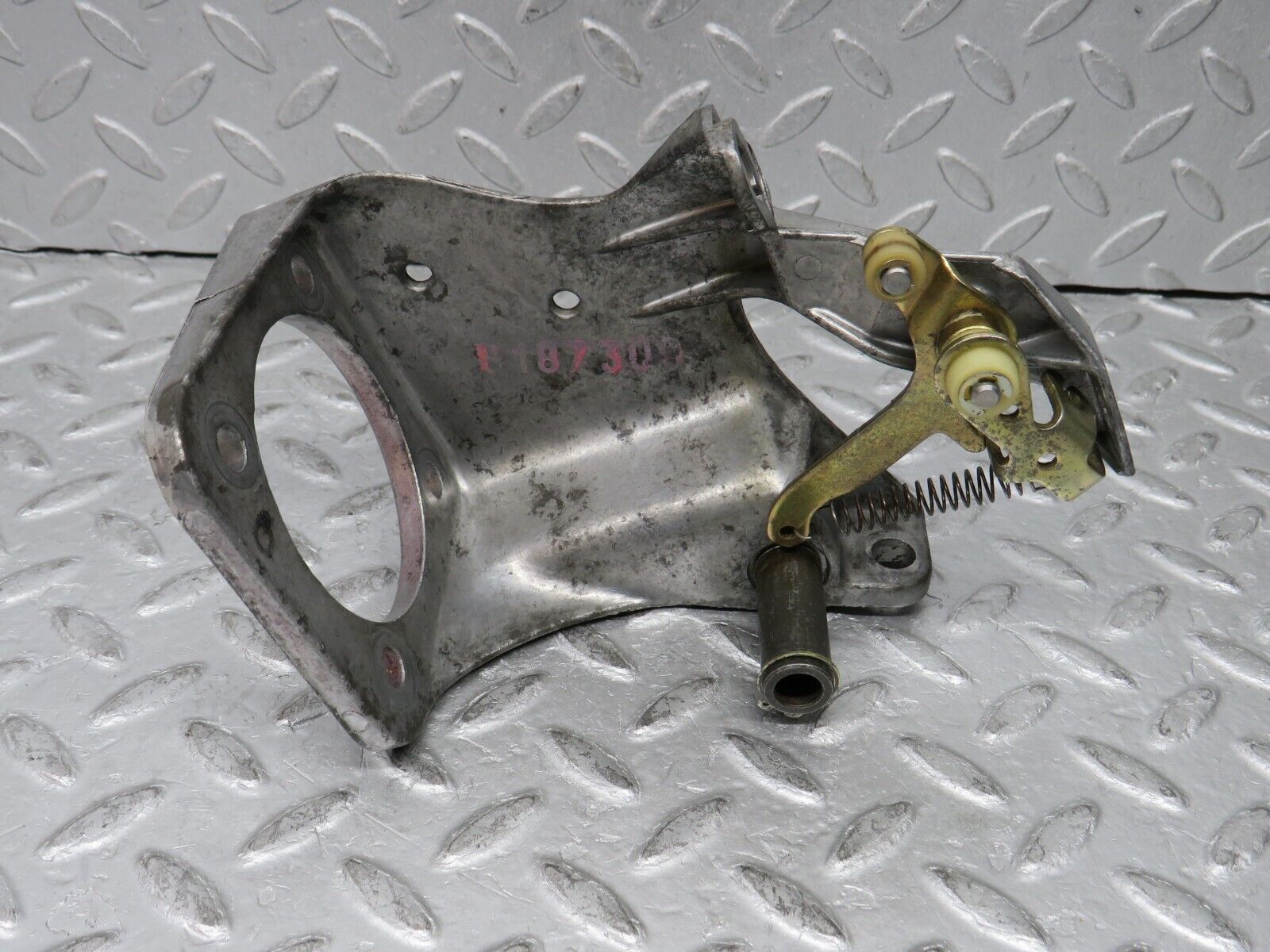 37944 Mercedes-Benz A124 320E Cabriolet Brake Pedal Bracket 1242900919