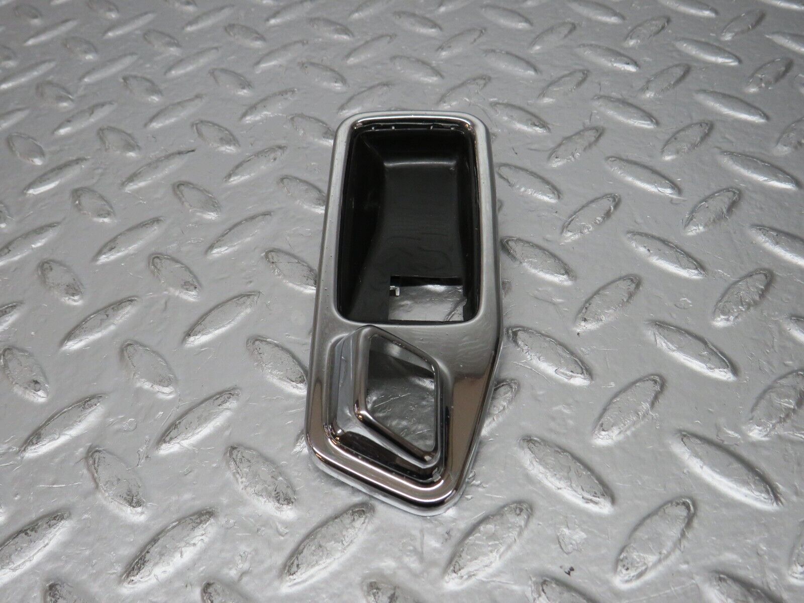 39377 Mercedes-Benz W123 200D Chrome Frame Door Handle Front Left 1167660111