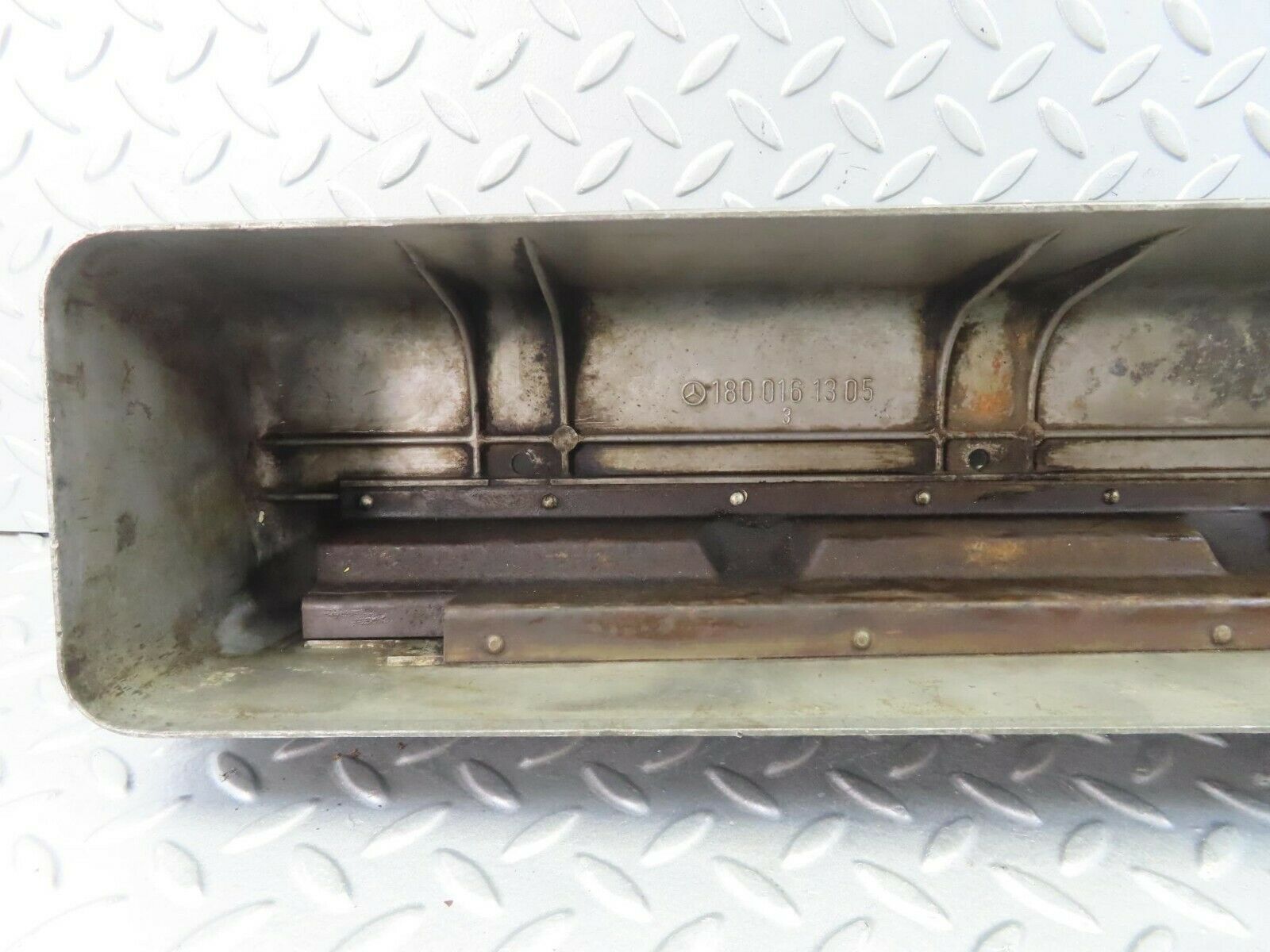 8549 Mercedes-Benz W108 Cylinder Head Valve Cover 1800161305