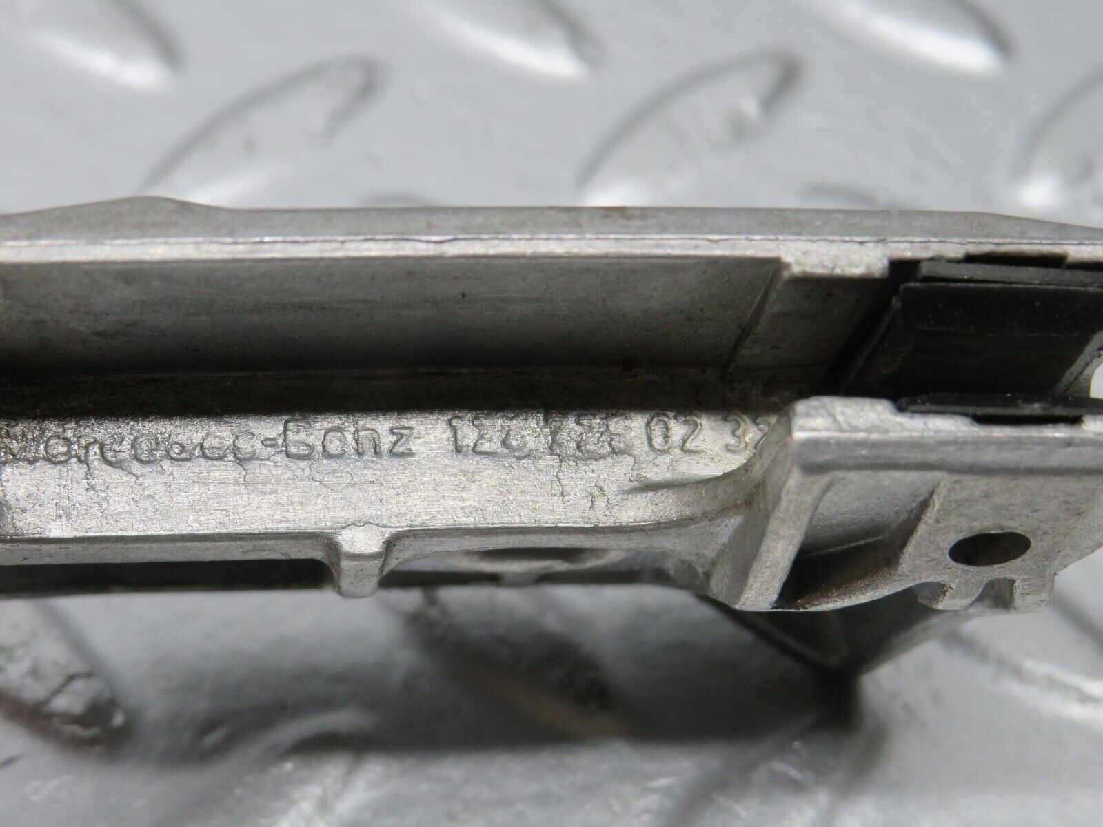 39728 Mercedes-Benz R129 320SL Coupe Door Window Guide Bracket 1247250132 1247250232