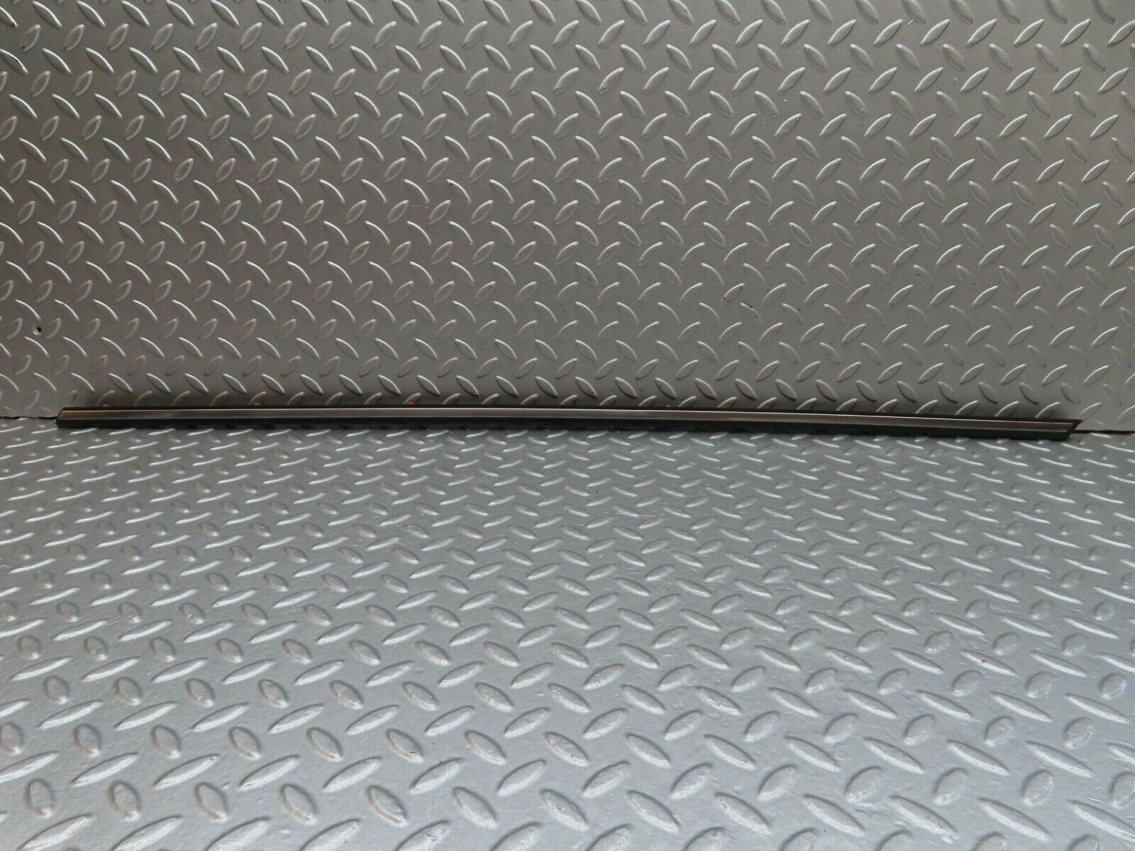 18006 Mercedes-Benz W123 200 Front Right Door Centre Moulding Trim