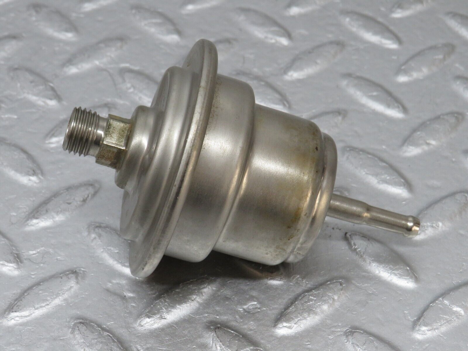 36572 Mercedes-Benz W201 190E 2.0L Fuel Pressure Regulator 0004760621