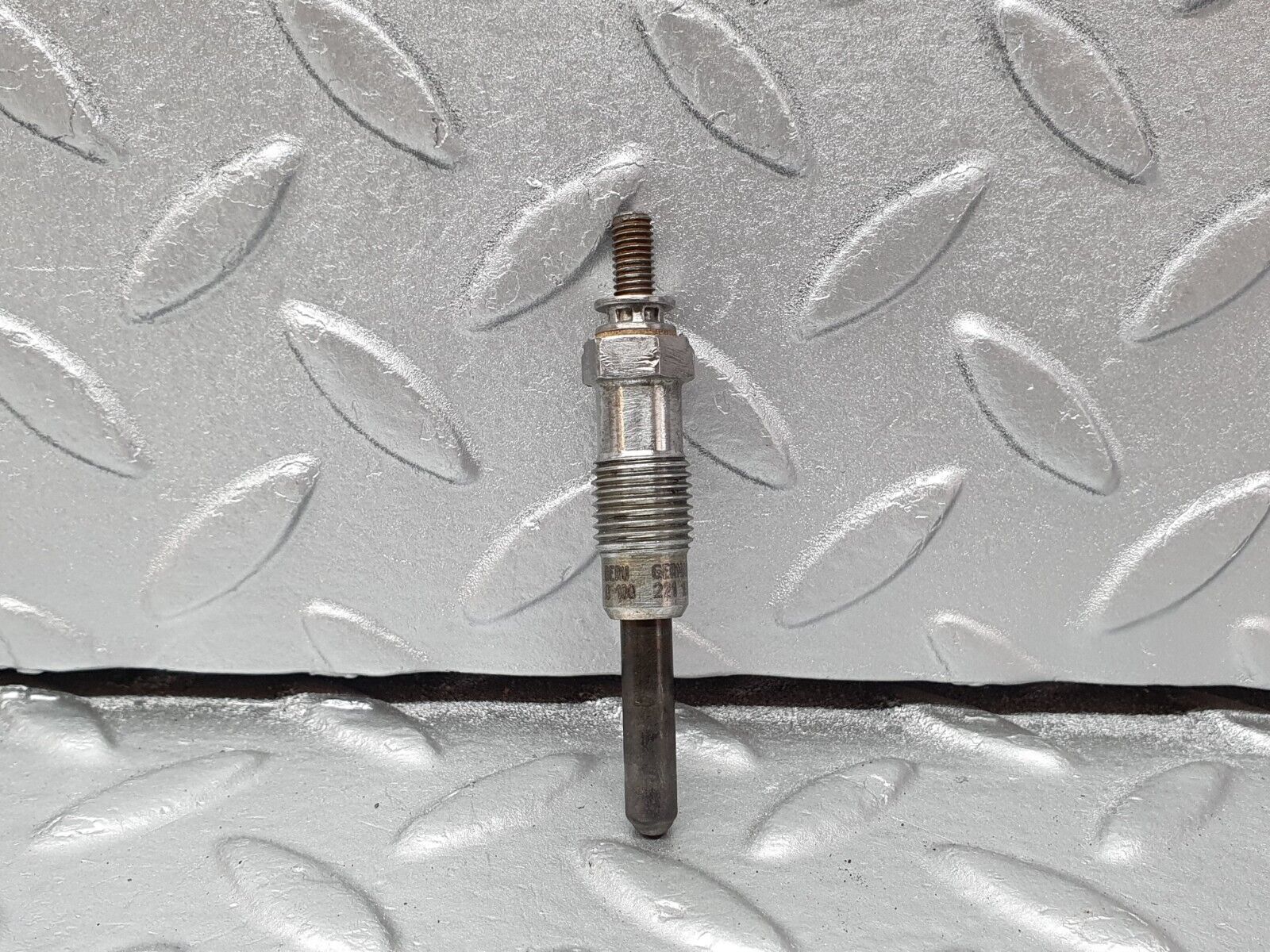 40847 Mercedes-Benz W123 300D Glow Plug Beru 0100221107