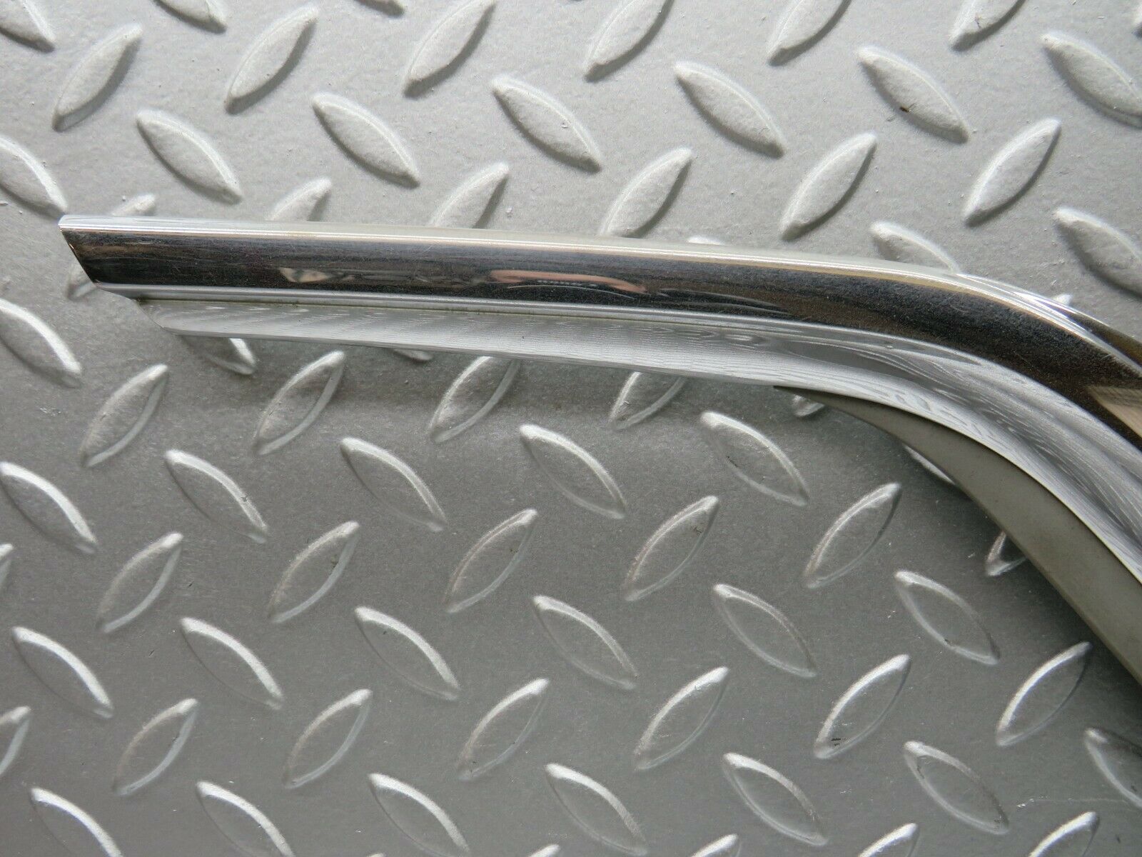 22733 Mercedes-Benz C107 450SLC Coupe Rear Window Trim Left 1076980189