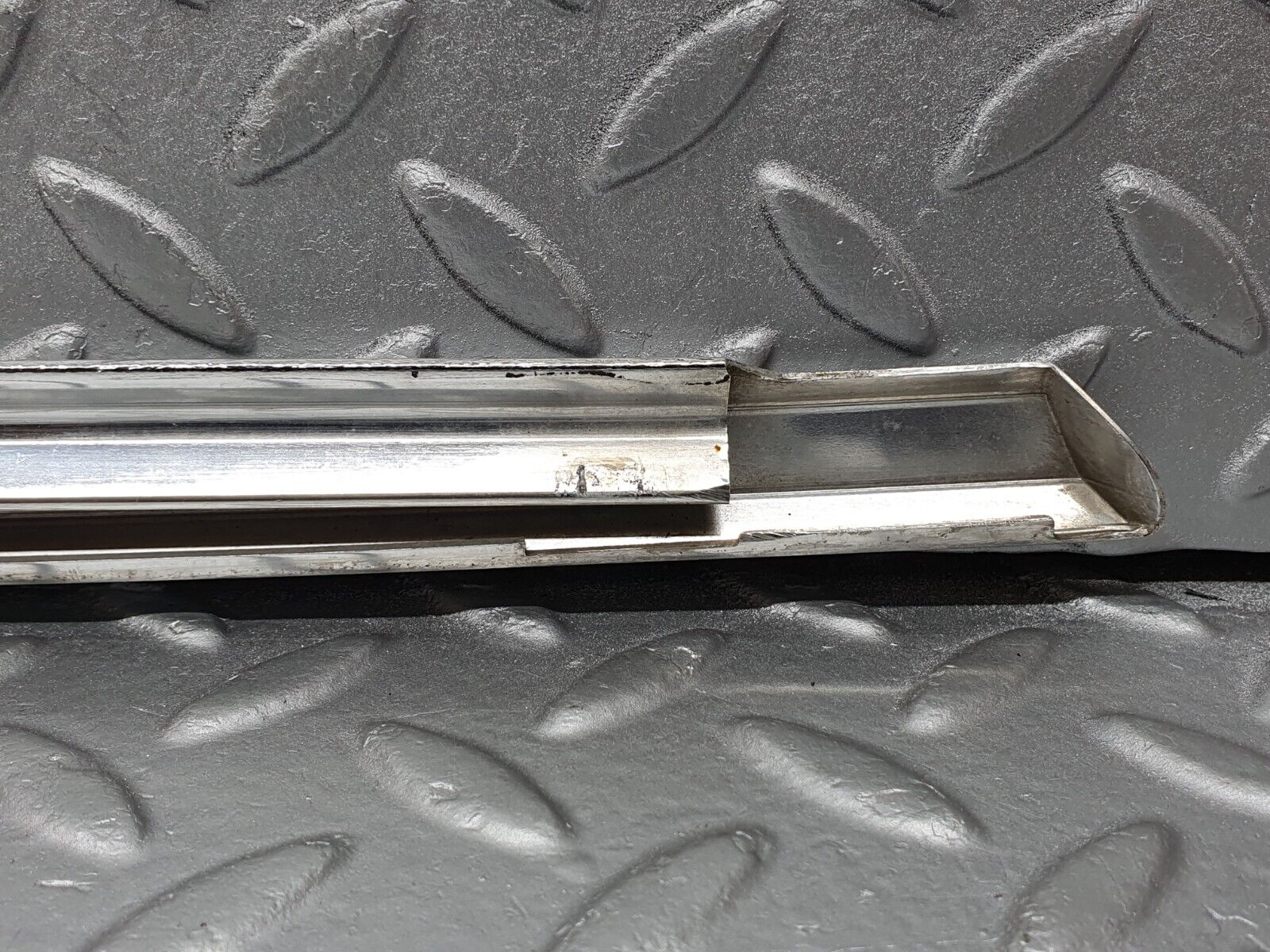 41190 Mercedes-Benz W126 300SE Front Left Door Chrome Moulding Trim